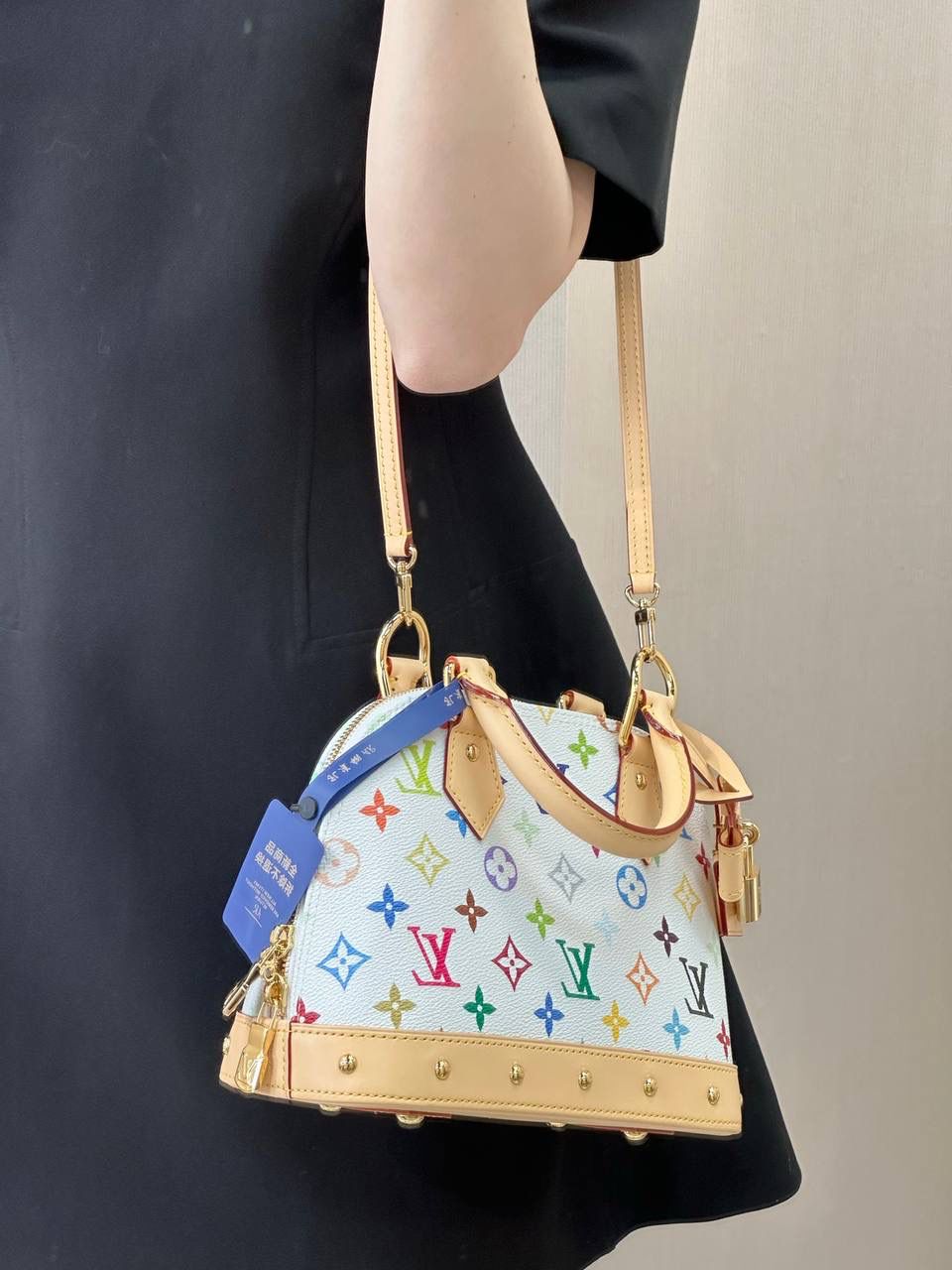 LV白三彩贝壳包👜✨ Alma 的大小加上贝壳包型， 配这个白三彩真的刚刚好 💕 拼皮比例很美， 蝴蝶结＋金色小锁， 又复古又少女，越看越爱 ✨ 📏 尺寸：19 × 13 × 9 cm