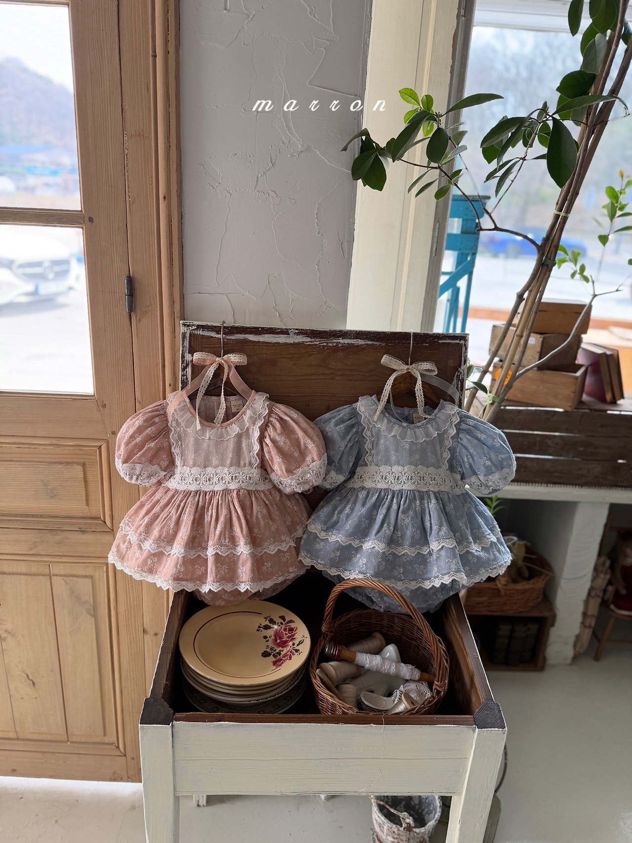 ☀️預訂 韓國直送☀️🇰🇷Marron兩色蕾絲花卉泡泡袖包屁裙