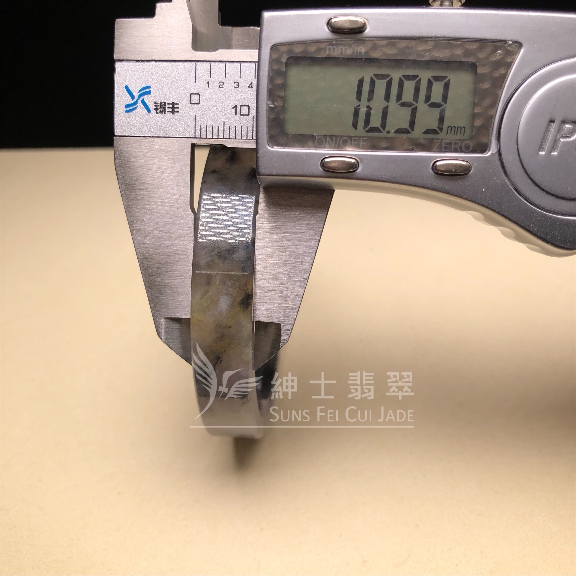 山水烏雞帶翡色方鐲57.9mm C06224