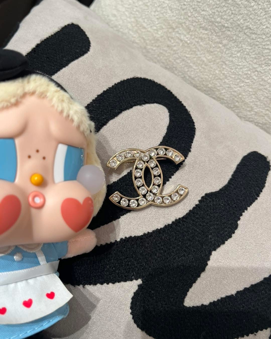 Chanel cc brooch  100%Authentic, 98%new ✅Dust bag✅box