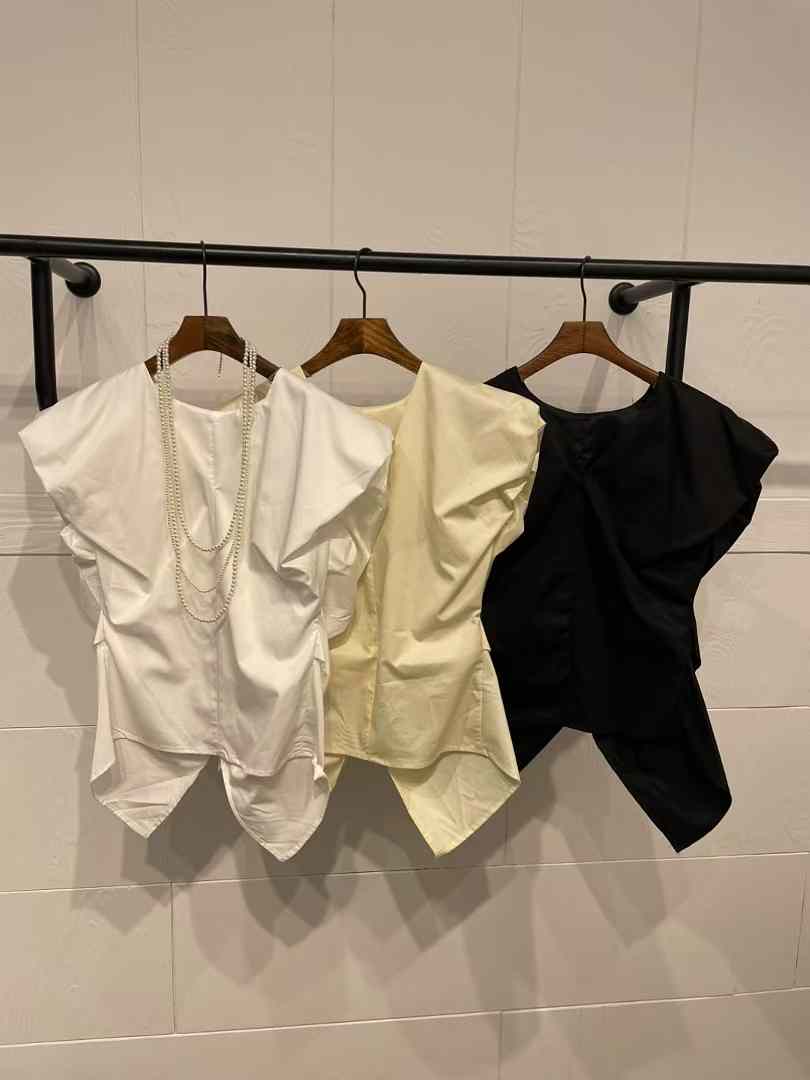 Slimming Ruched Sleeveless Top with V-Back Zip and High-Low Hem ‖ 显瘦褶皱感前短后长V型开叉拉链无袖上衣 KR0190106Y