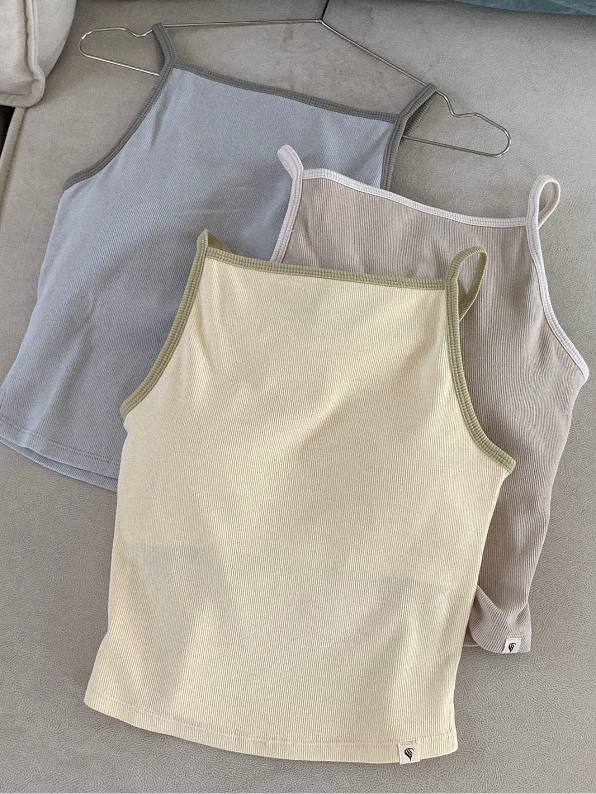 預購_Cap-embedded color cropped sleevelesss by Conch