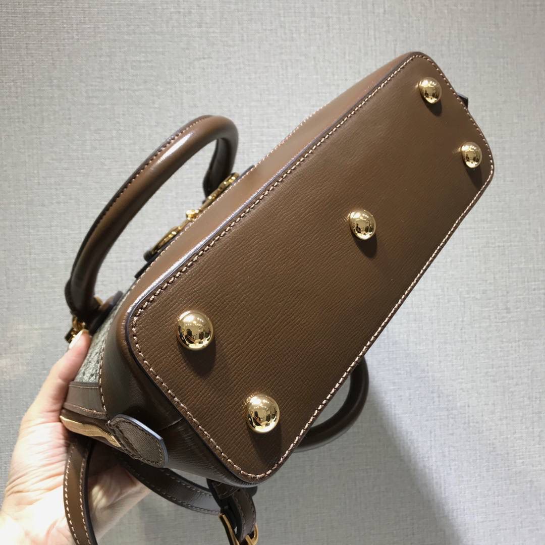 #正品皮➕定制𝗽𝘃𝗰料 纯铜五金胚 镀真金 真材实料 好货需要 你品 细品 用心感受😆 型号：621220 尺寸：24*25*9cm