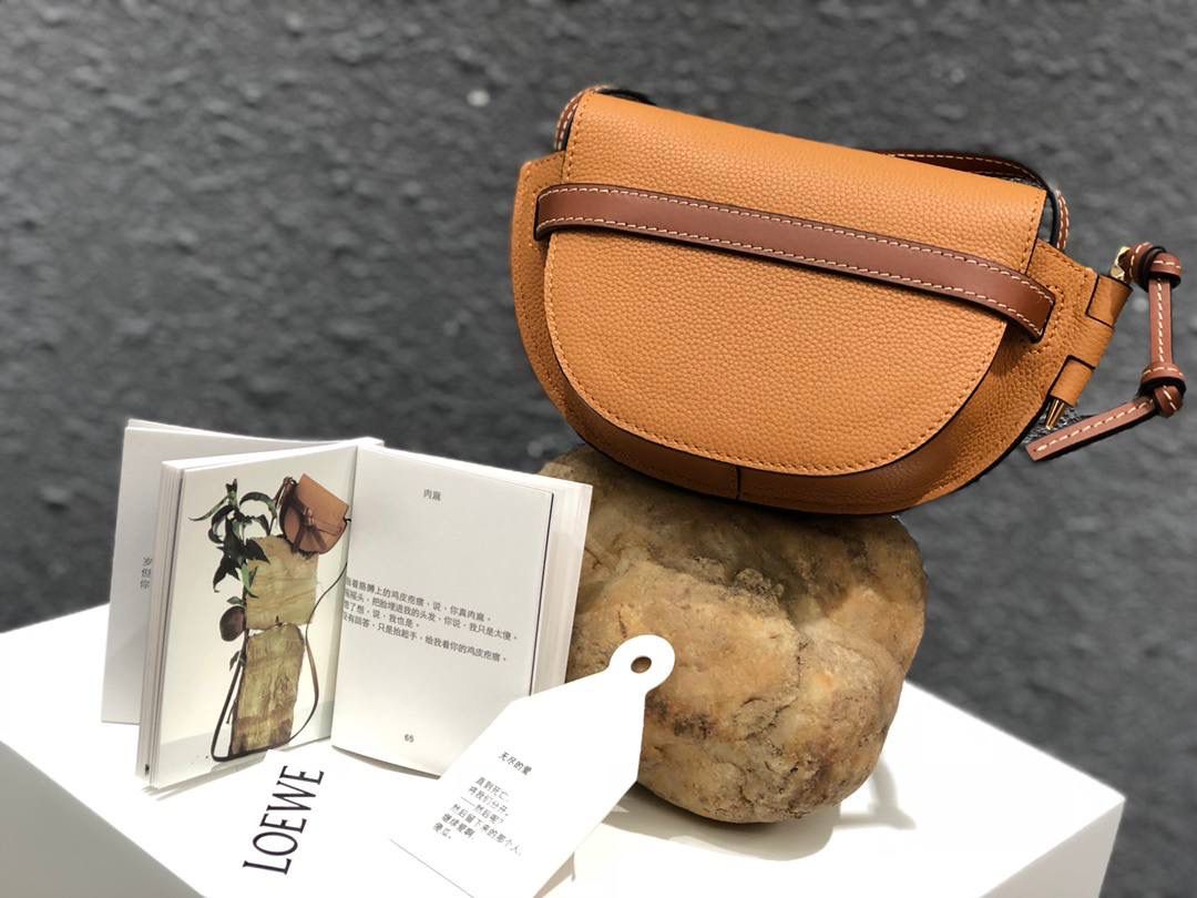 *𝘔𝘪𝘯𝘪 𝘎𝘢𝘵𝘦 手袋 明星同款#💌 尺寸:15-12.5-8cm（中部宽处21cm） 编码:061824荔枝纹棕色 包身采用非常柔韧的颗粒纹小牛皮，内里麂皮 内置两个卡槽，pro 📱可无忧 搭配马术风格的黄铜插扣，以及独特的绳结带 zp拆包定制，高端独家定制五金