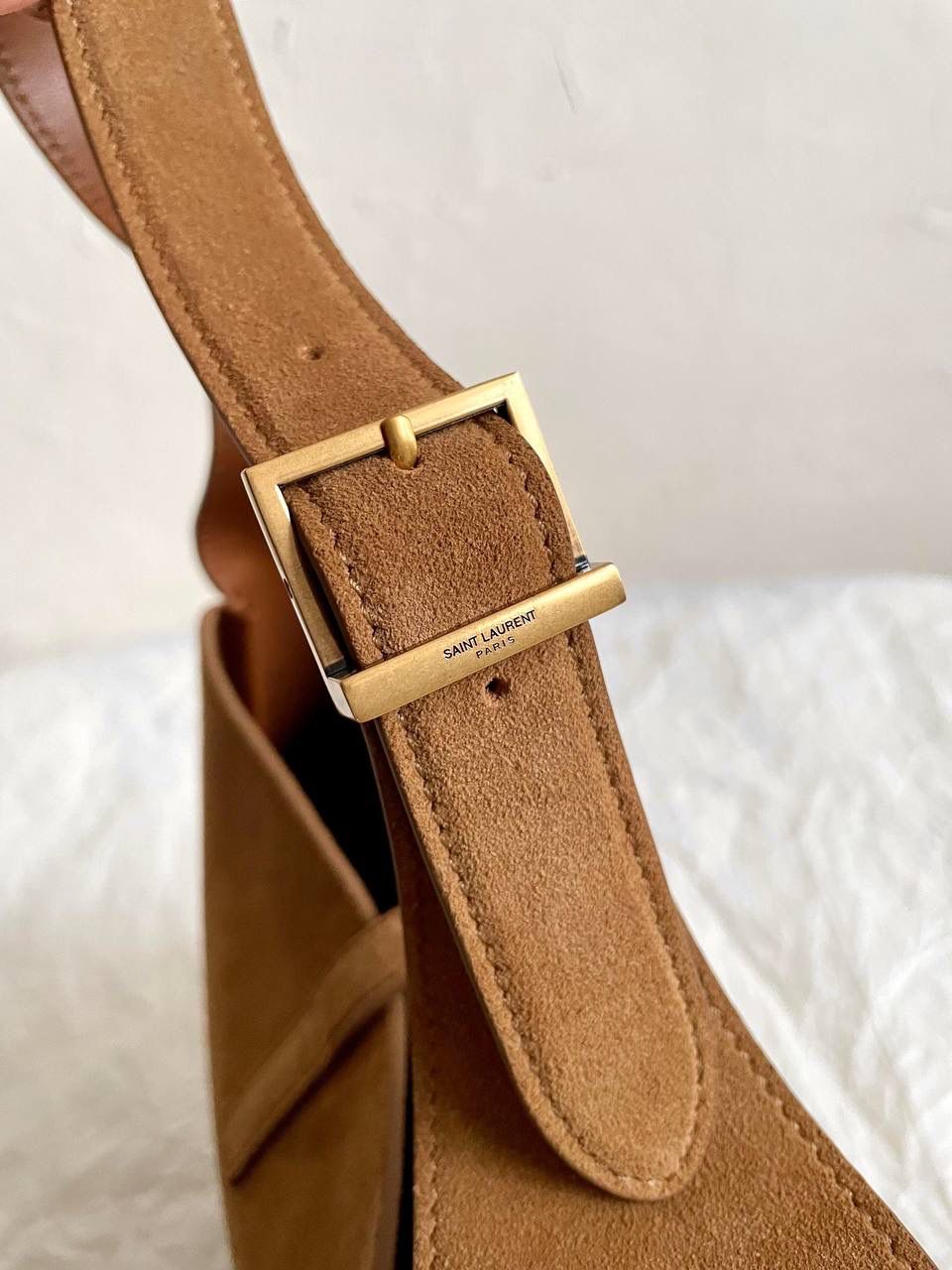 销量王🔥仅剩少量❗️ ys1 hobo bag腋下包 麂皮焦糖金🤎 我和你们说，这只包看着普普通通 但是上身是真的很好看！ 第一次看到他们家有这种慵懒的腋下包 双色反绒感牛皮➕胎牛皮内里 又轻容量又大，真的很～～好背 这只包的灵魂在于圆滚滚中又有型 市场很多做得太挺括硬朗，那种货打咩啊❌ ZP开发⚠️全套包装哦～ 23×22×8.5cm713938m