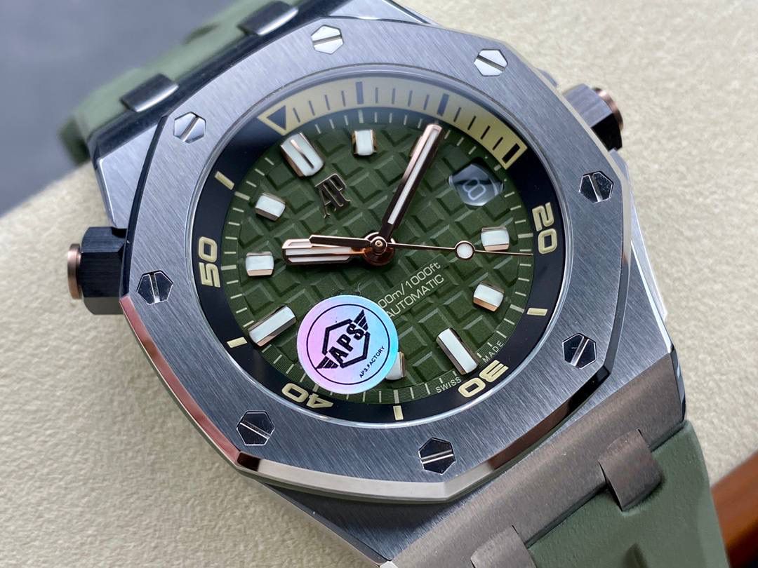 🚀爱彼15720st 搭载全新定制一体机cal.4308机芯(非各种日本机改板），整体腕表尺寸42x141.2mm, aps不惜高成本开发一体机，原装开模，让复刻高度更进一步💯 ❶机芯:机芯采用定制一体机cal.4308机芯并非市面上普通版本夹板机，日历瞬跳功能所有齿轮均真实可动并非装饰，机芯采用CNC刻字更清晰更立体 ❷表壳:dps原装开模，拆解正品原装数据,3D立体建模，使其尺寸比例与原装完全一致,所有配件与原装通用互换，表壳笔直的拉丝工艺和棱角分明的表壳完美融合❸表带:经过2年的试错，不断提升工艺和品质，最终达到原装无二的效果,无论从颜色材质、和工艺都能媲美专柜表带,可以与原装互换 ❹头粒:采用与原装同步的一-键快拆式按钮使表带可以轻松一键拆卸，表扣同样也是采用一键快拆式设计，可以通用正品