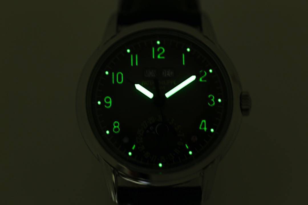 KR工厂耗时三年 打造顶级经典百达翡丽5320G-001超级复杂功能时计 40毫米一体冲压成型的双层式精钢表壳。 ①表盘边缘刻印有密分秒数刻度，配金质超强夜光阿拉伯数字 ② 时分针原版开模以巴顿式设计为基础，配以尖长的针尖，特色造型呼应1950年代Ref.1463计时码表的指针 ③表盘6点位置月相显示及日期 ④4点位置为闰年显示， 8点位置为日/夜24小时显示。注：非市场假功能版本。上面两位置功能为星期各月份 。 所有功能均有全真功能。⑤搭载KR独家324 S Q自动上链机芯 无论外观或是性能都是一丝不苟 完美的控制了表头厚度。 KR不惜重本，所有功能厚度全力还原如官网同步真功能！！！ 欢迎各大表友品鉴！！！