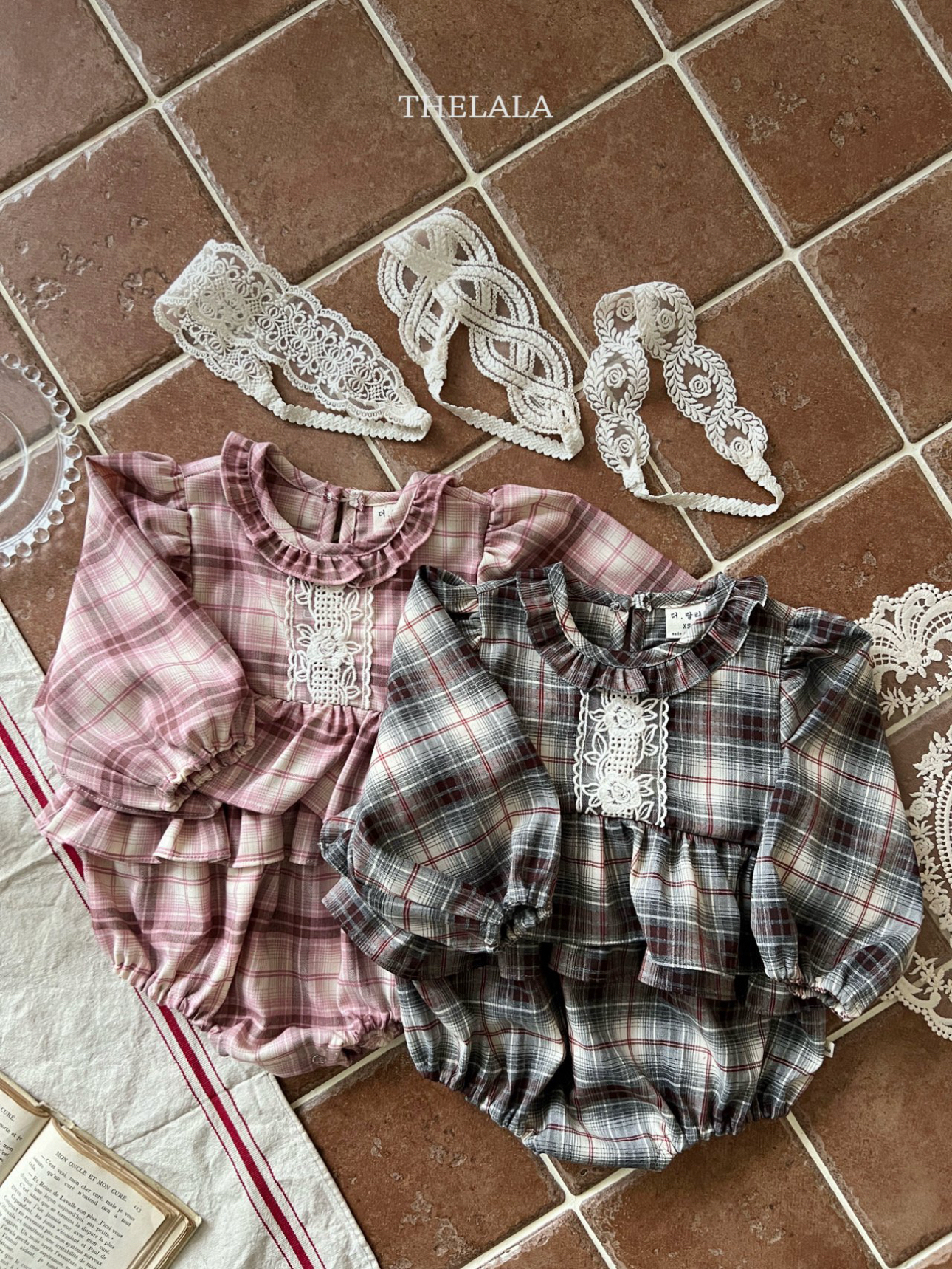 🌸預訂 韓國直送🌸🇰🇷THELALA兩色蕾絲層疊荷葉邊格紋長袖包屁衣