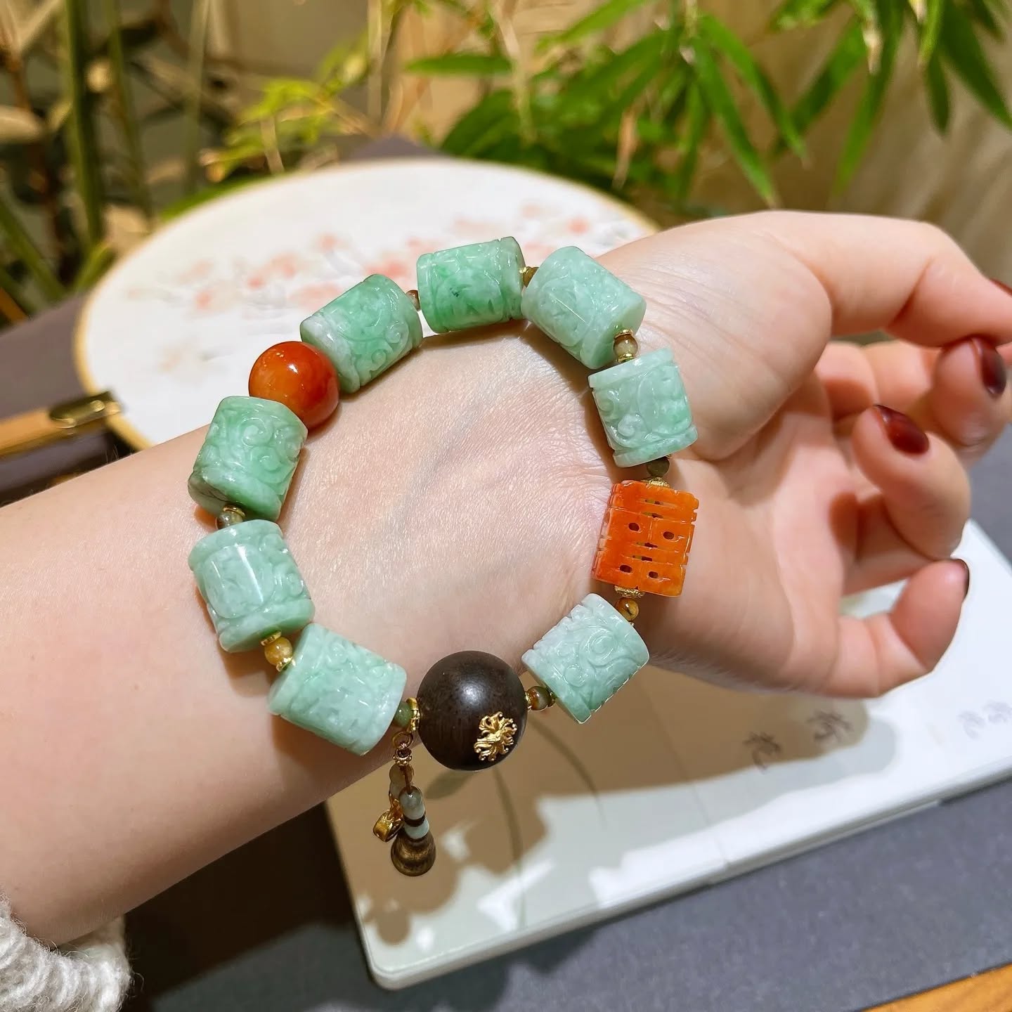 天然翡翠迴紋珠手鍊料子水頭極佳，顏色辣