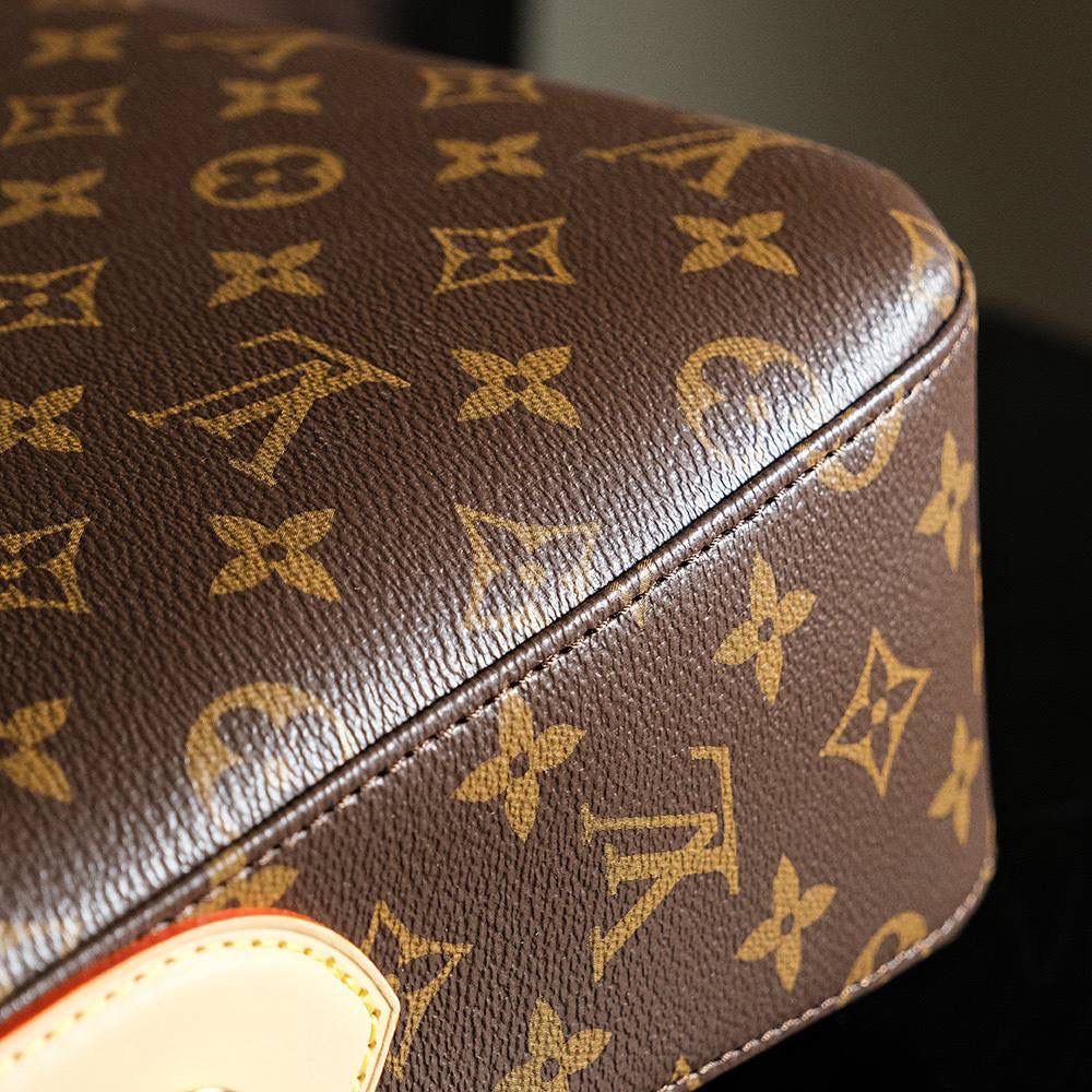 𝐒𝐋𝐎𝐔𝐂𝐇𝐘芯片菱形跳动码系列👜✨ 秋冬必备松弛感系列𝑺𝒍𝒐𝒖𝒄𝒉𝒚腋下包， 延续经典元素的同时又增添几分时尚复古高级的魅力， 崭新挂锁扣吊牌和经典标注新季元素，彰显馿牌的悠久传承与精湛工艺！ 它能够满足现代女性的多样需求穿搭，更能让你在不同场合上体现出多风格元素！ 五金材质：厚镀纯钢五金 皮料材质：法国原厂皮面料【芯片版】 尺寸详情：𝟐𝟐*𝟗*𝟑𝟑𝐜𝐦