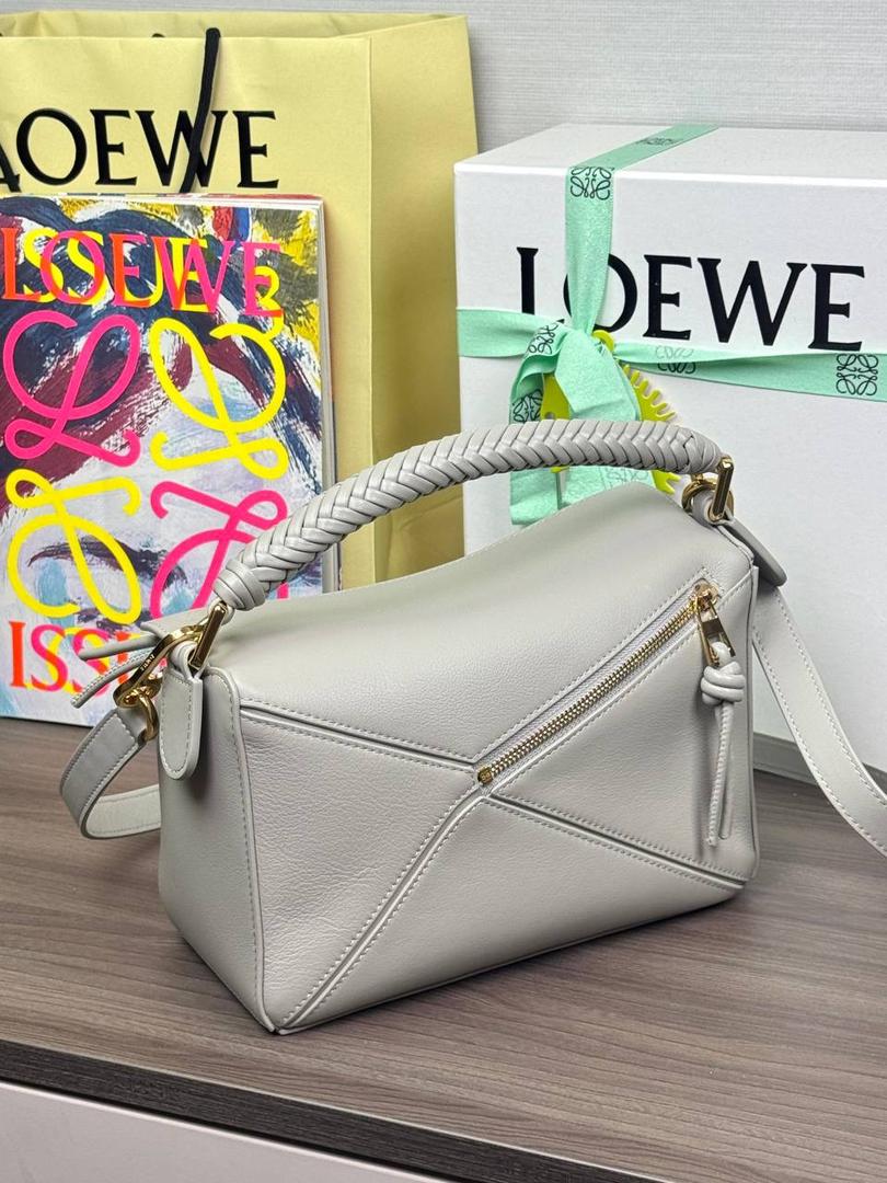 🎈最新编织手腕𝙋𝙪𝙯𝙯𝙡𝙚 ——【银灰色】 尺寸：𝟐𝟒-𝟏𝟎.𝟓-𝟏𝟔.𝟓𝐜𝐦 编码：062405 【配全套礼盒】 ♥️以罗家经典几何设计，搭配独特的编织手腕，绒面内里。 ♥️容量大，经典百搭，可拆卸肩带，有单肩，斜挎，手提等多样化背法。随性时髦洒脱，实用性强。 ♥️独家背景➕独家品质➕独家全套砖柜礼盒套装，市场高端品质皆在我手✌🏻