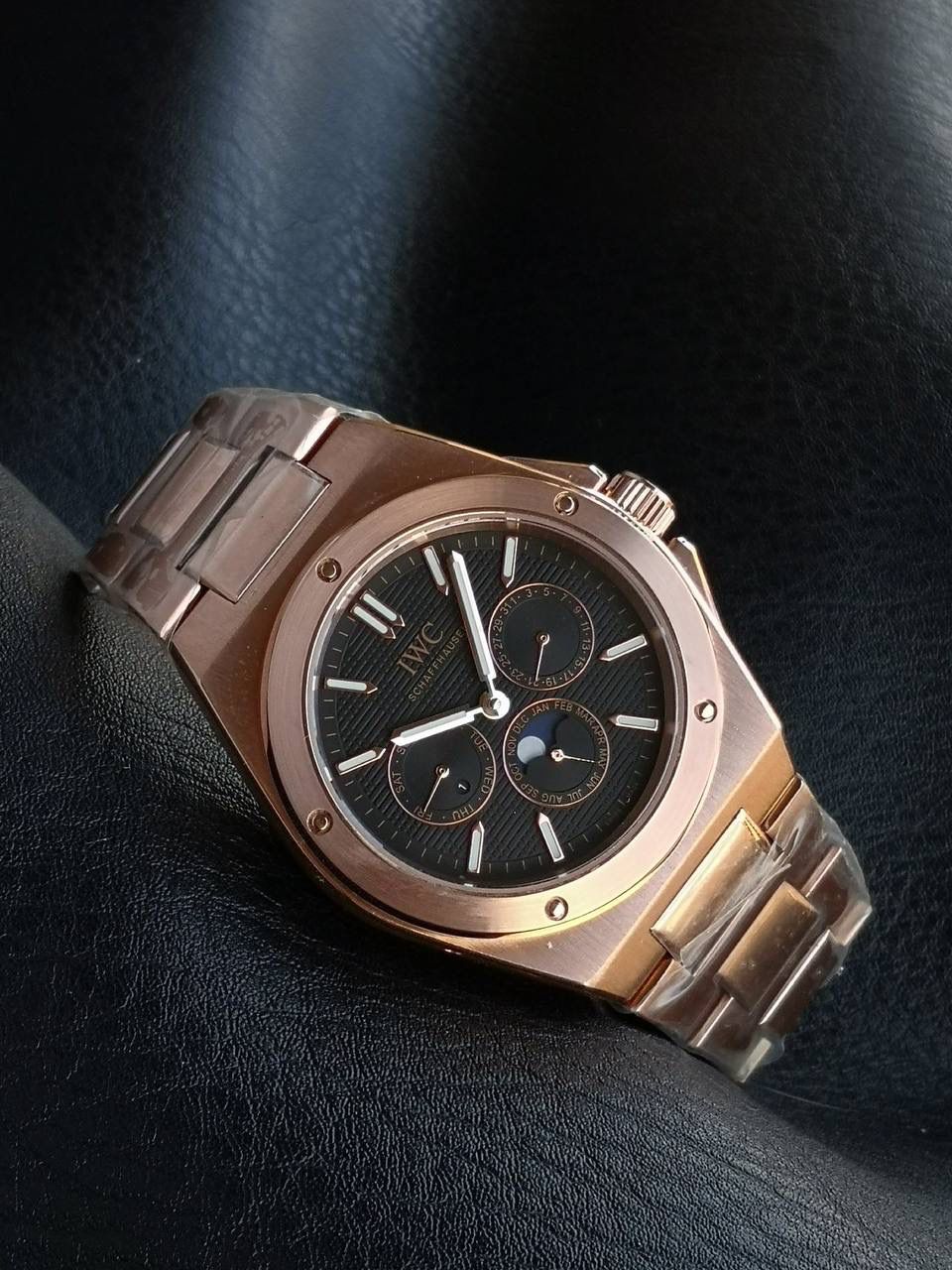 万国工程师系列万年历腕表，复刻界最复杂的腕表，所有功能同步原装，所有功能调节通过把头控制. 1⃣️【功能介绍】3点钟位置显示日历，9点钟位置显示星期，6点钟月份月相指针显示。 2⃣️【做工精细】外壳采用原版同样的三件套结构，中间拉丝，上下壳为抛光，镜面采用高成本的锅盖形蓝宝石，使其质感提升。 3⃣️【机芯性能】尺寸41.6mm,机芯采用天津机芯改82600，高效稳定，动力时间长达72小时以上，进行加装复杂的万年历模块，而且同步所有功能实现同步原装通过把头调节。 4⃣️【⚠️注意事项】由于万年历模块十分复杂在出货前都会调准时间，客户收到直接上链上手佩戴即可，⚠️请不要轻易乱调，由于机芯加装升级功能，调节需慢慢按调。