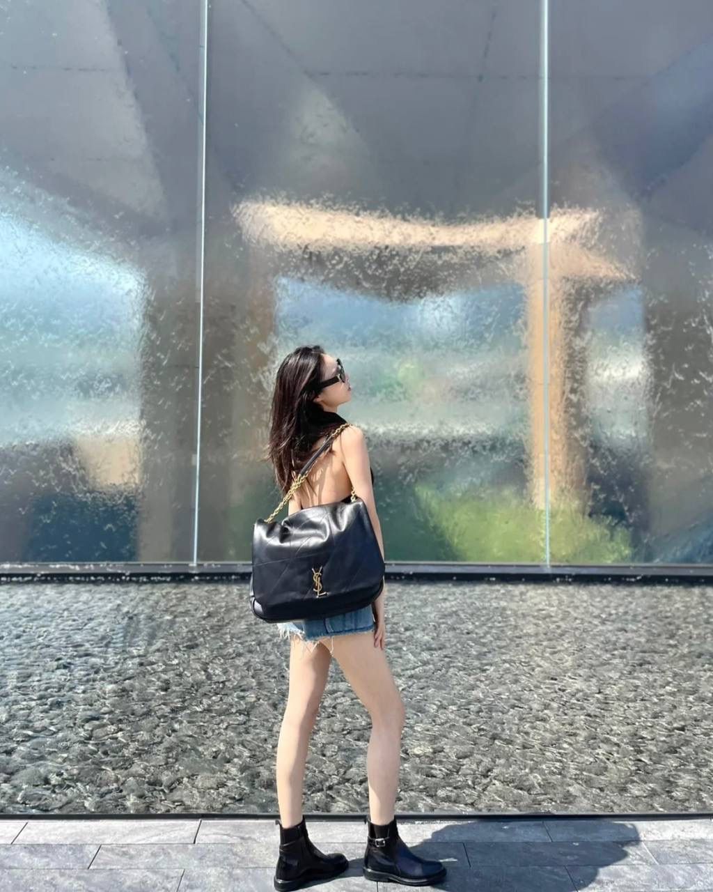 仅剩少量❗️ ys1 jamie羊皮链条大包 黑金🖤 今年的大包出一只火一只 完全宠喜欢大包的兄弟姐妹！ 链条包夏天背多了一丝呼吸感 和包包的大体量有了个对比 自重也不算很重，羊皮没有牛皮重 绝对是可以接受的重量 43×29×9cm742431m