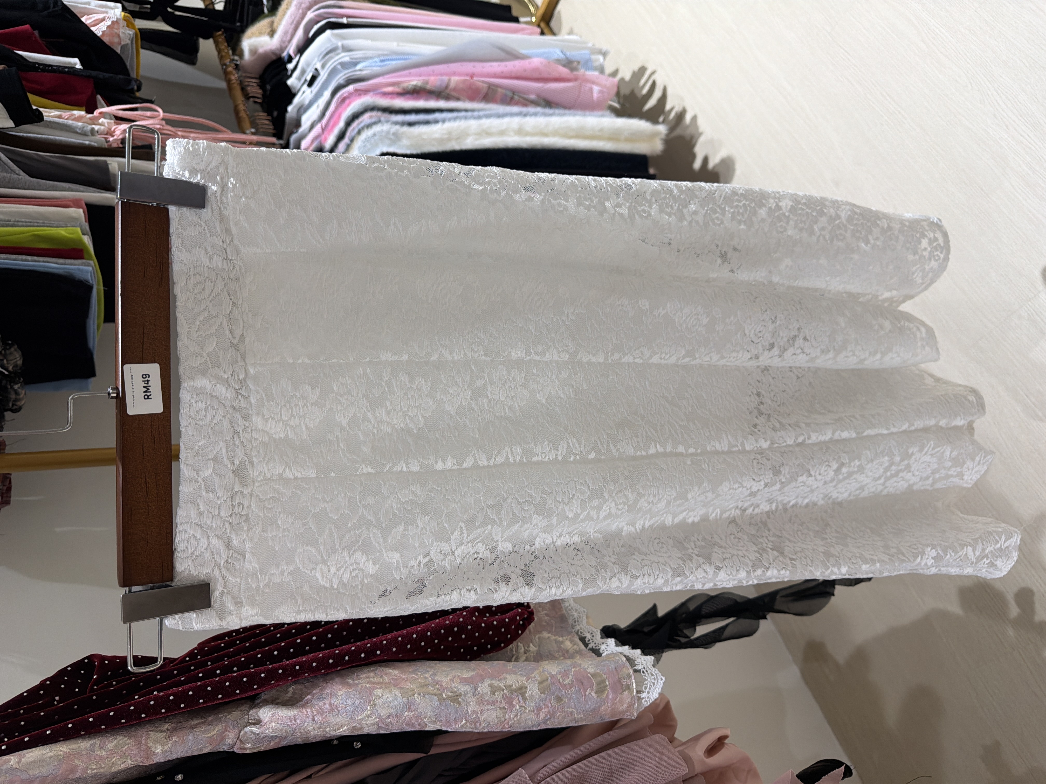 白色蕾絲半身裙