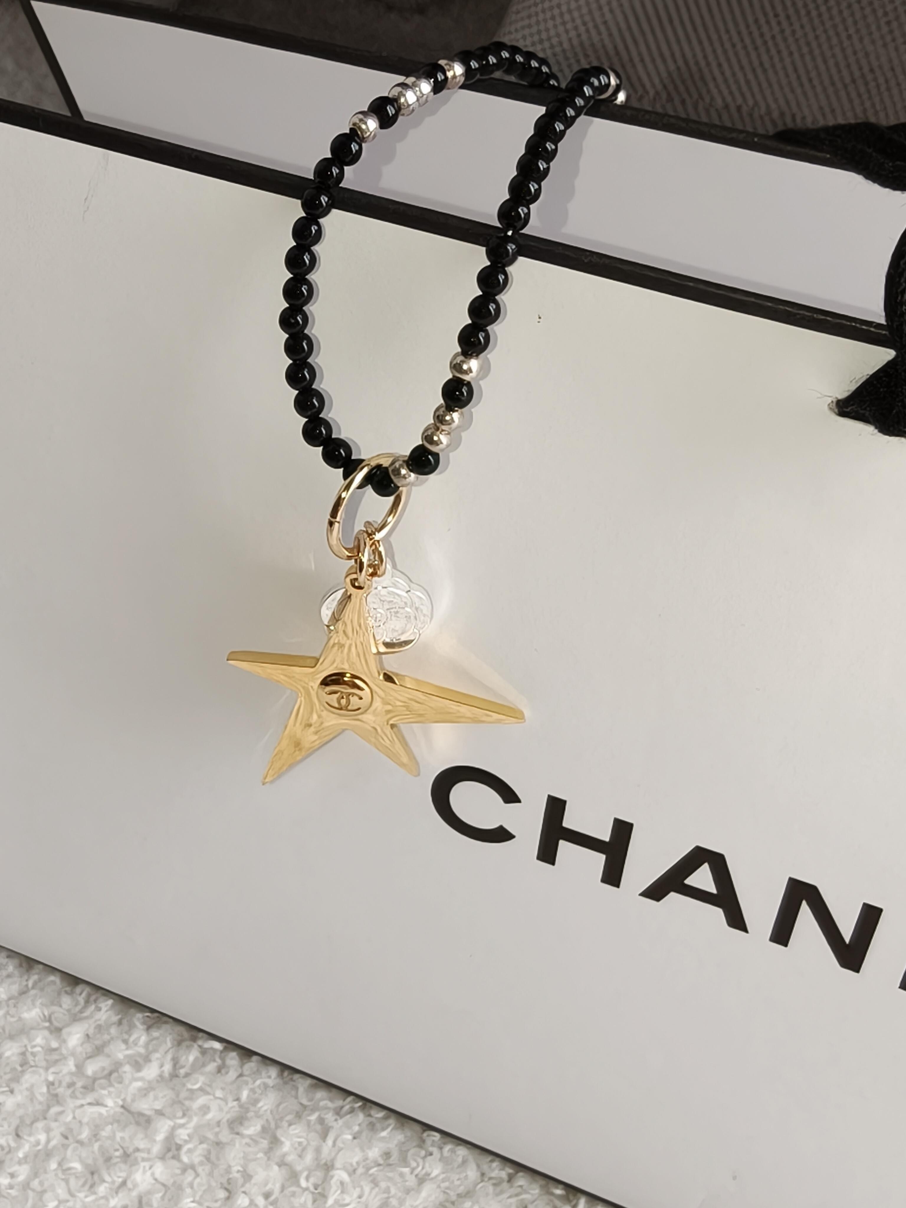 ✨可以Diy項鍊痛同耳環😍 Chanel 香奈兒 限定星星&經典山茶花吊飾 一盒兩個套裝（不含項鍊和耳扣）