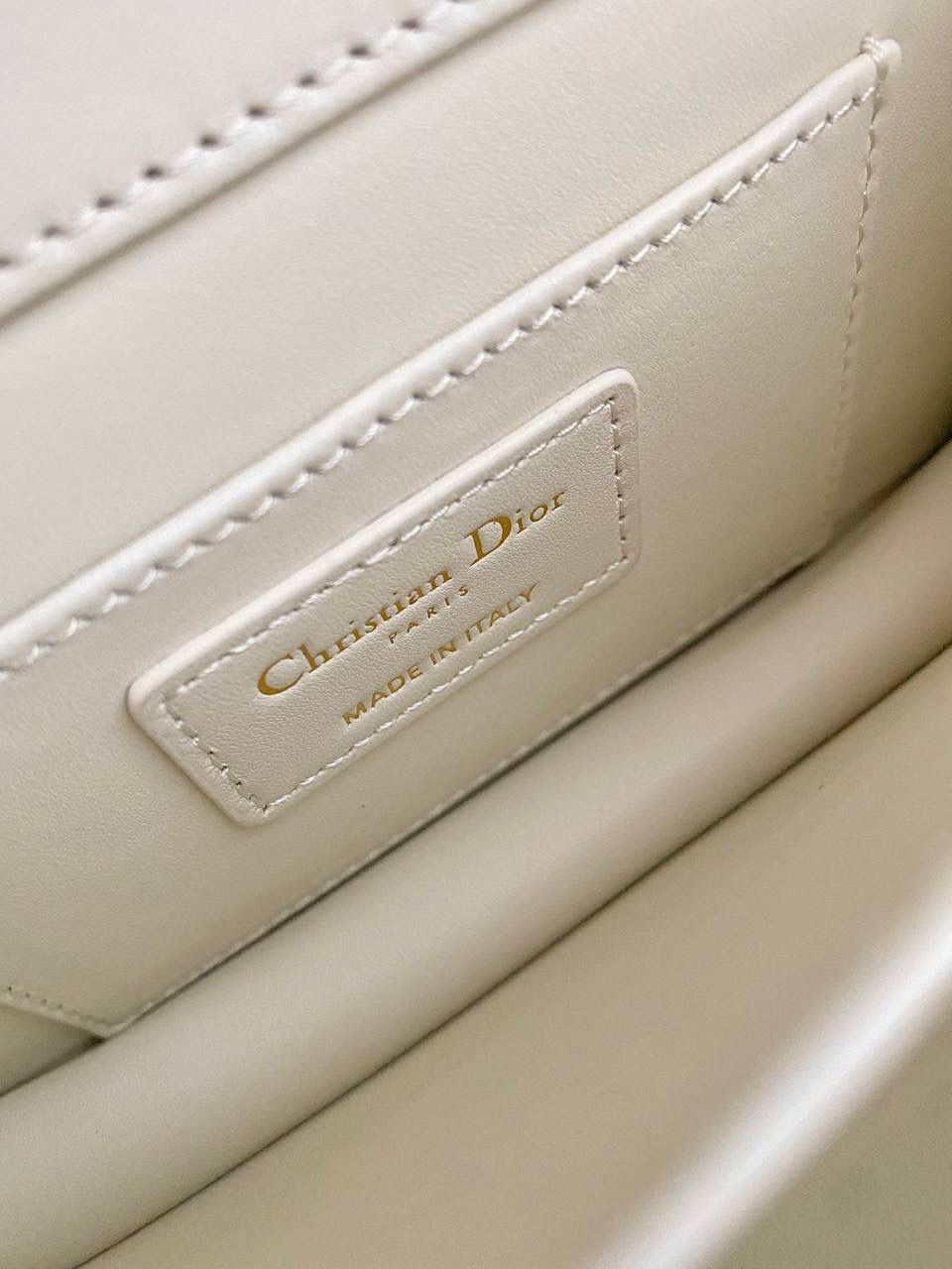 🈶白色迷你 𝐃𝐢𝐨𝐫 𝐀𝐧𝐠𝐞 𝗯𝗮𝗴手袋 这款颜值真的好看爆! 拿手上那种厚重的千金感’一秒沦陷 超大的CD 按扣、珍珠金属链条、和全金属手柄加上复古的包型、让整体非常精致 有种阳刚与柔美的酷时尚感 内里有隔层，可以很好的把私人物品归类 手拎手腕肩背腋下都可以 真的做到实用好看俩不误，超赞！ 20×12×5cm #💰115050m