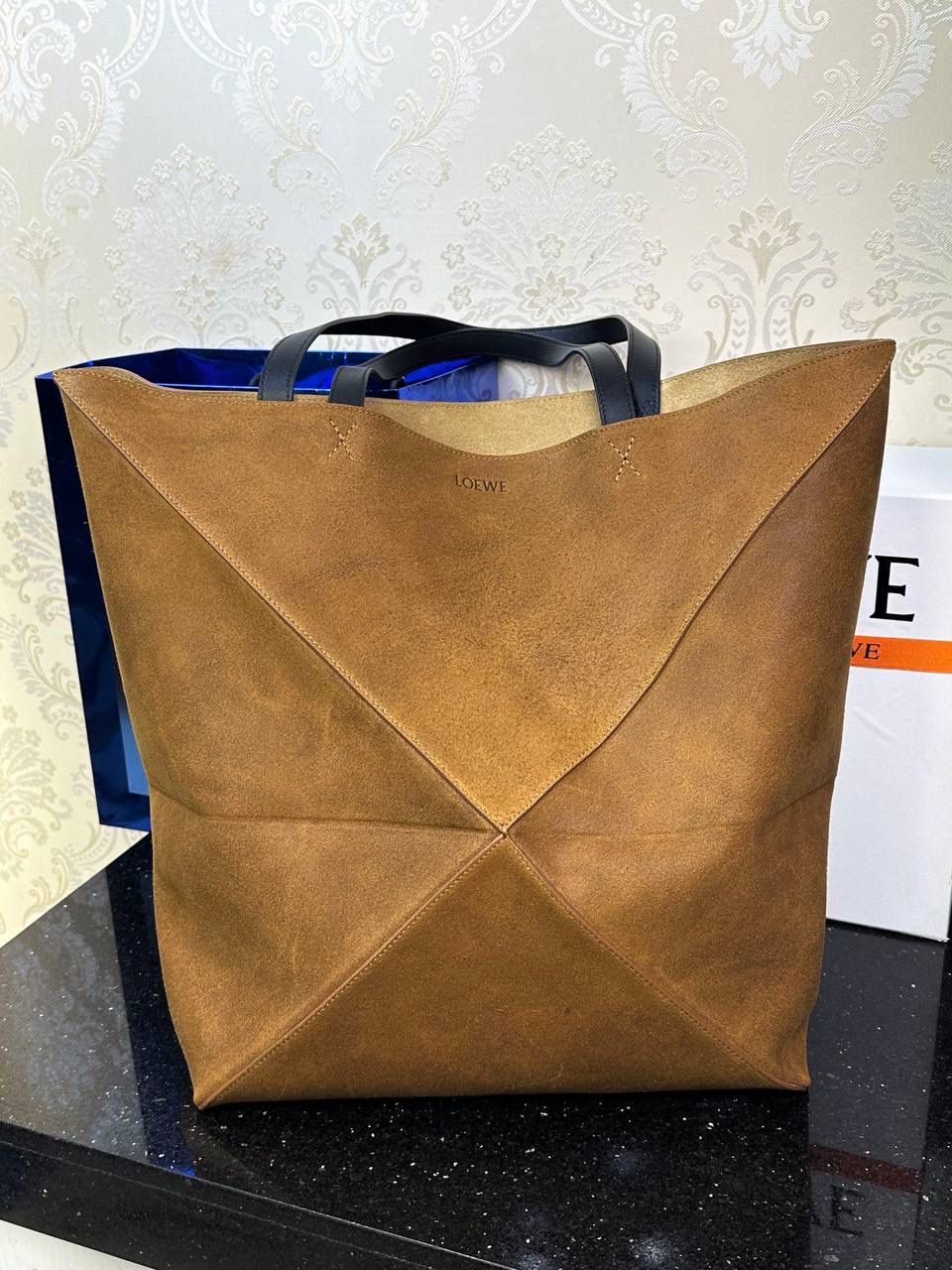 【王一博同款】 *𝐏𝐮𝐳𝐳𝐥𝐞 𝐅𝐨𝐥𝐝折叠手袋👜* ——全新【𝗡𝗘𝗪】升级‼️ 延续经典𝙋𝙪𝙯𝙯𝙡𝙚的标志性几何裁剪设计，新晋顶流🅰️𝙋𝙪𝙯𝙯𝙡𝙚 𝙁𝙤𝙡𝙚 𝙏𝙤𝙩𝙚以折纸包为灵感，升级成🉑完全折叠‼️的结构，立体与平面任意切换，出差旅行🧳必备单品。此特大号版本采用压制绒面革制成，轻且柔软。🉑肩背或手提✅ 尺寸：𝟒𝟐-𝟏𝟖-𝟒𝟏𝐜𝐦 款号：052321