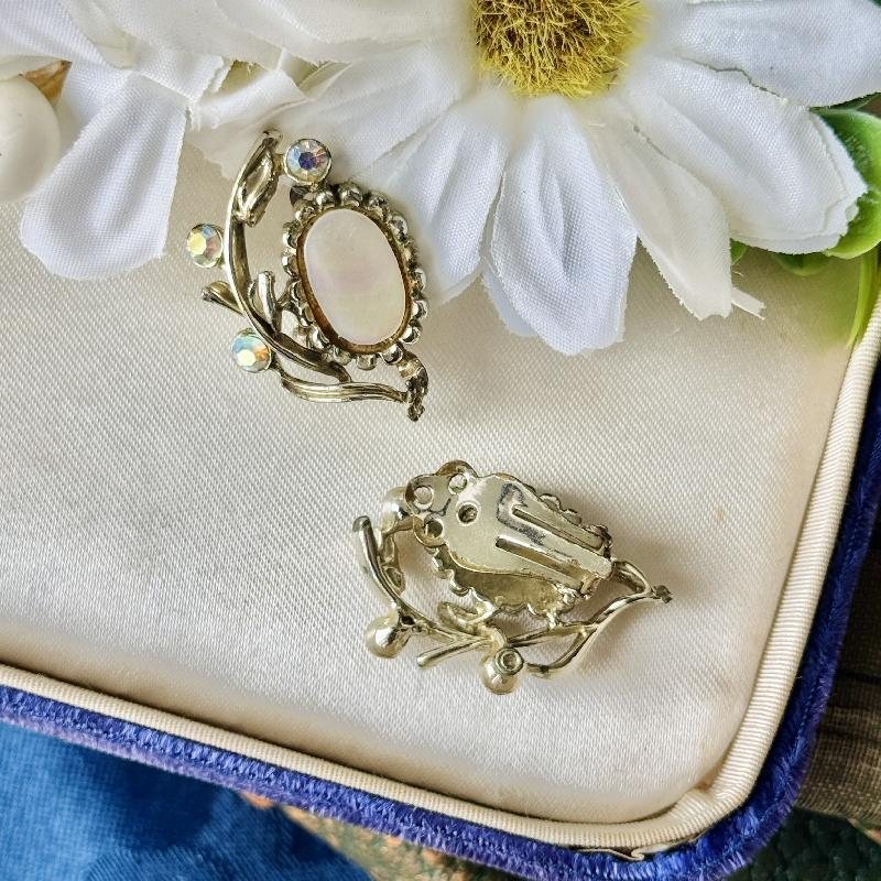 Vintage C.a. 1950s Mother Of Pearl Elegant Foliage Clip Earrings (MT2283)