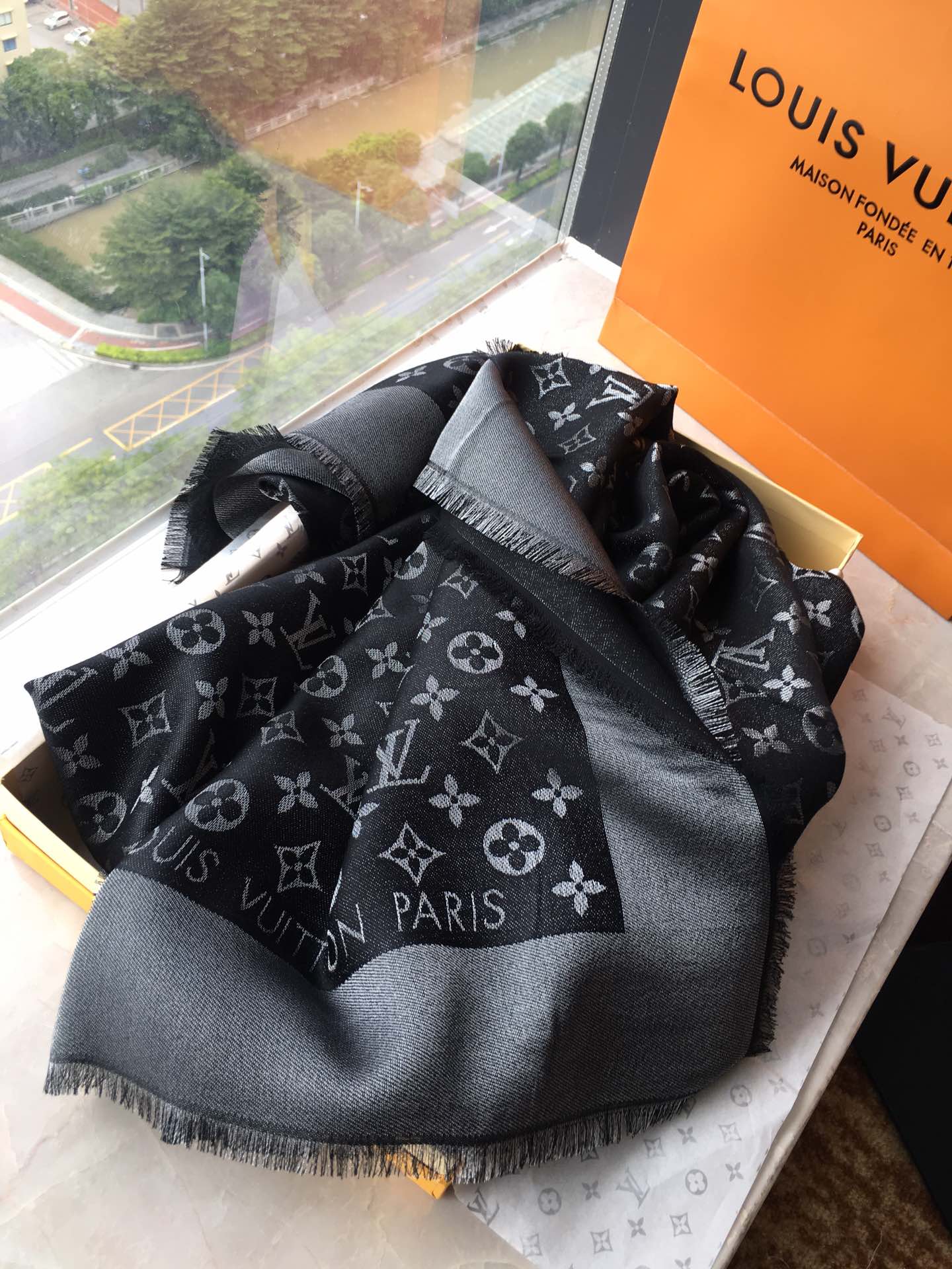 $380條。💪🏻💪🏻💃 Louis Vuitton 以低調奢華嘅暗紋提花工藝🌺🌺🌺，重新演繹標誌性 Monogram 圖案。