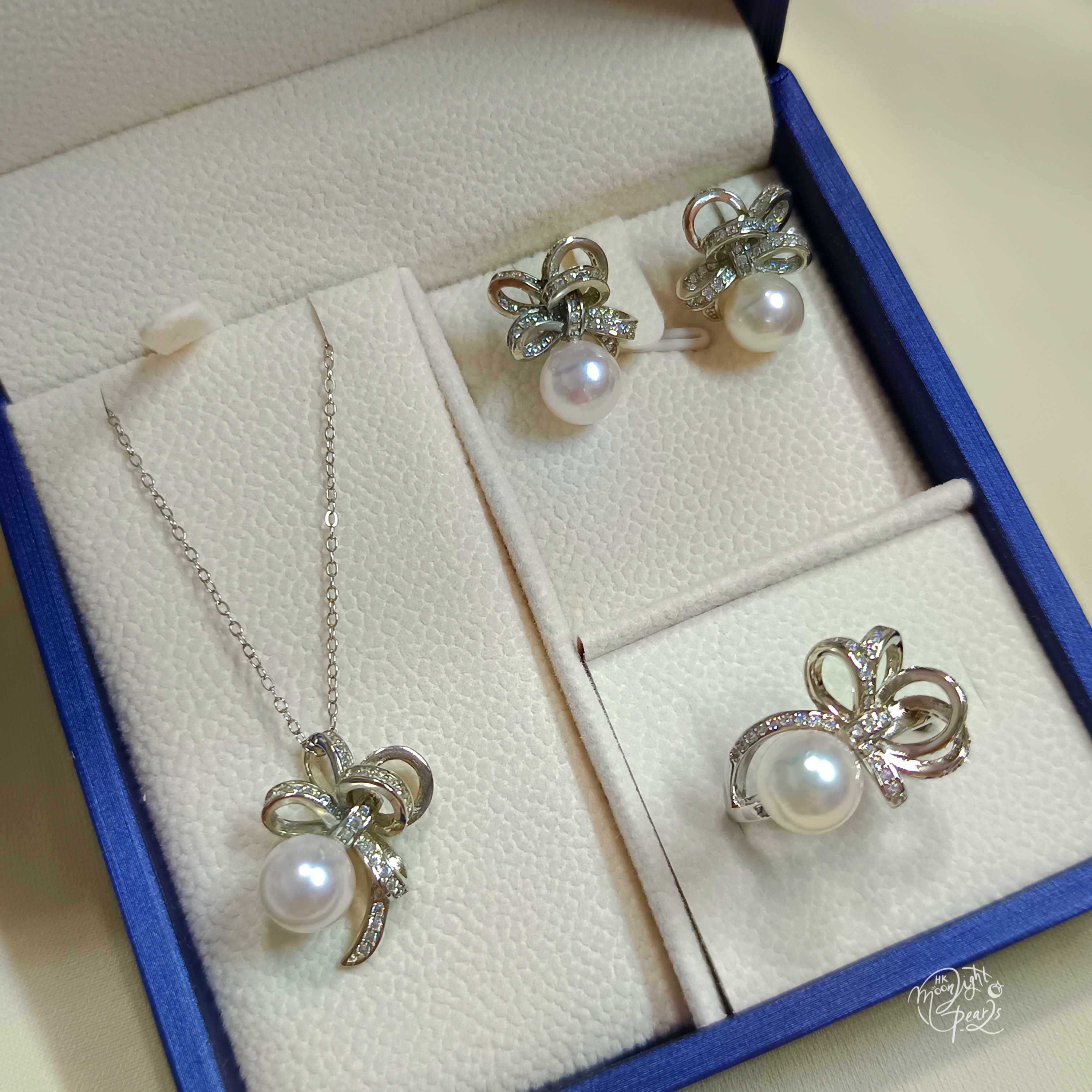 正圓極光日本akoya櫻花粉海水珍珠MIKIMOTO緞帶蝴蝶結款精工s925銀微鑲鋯石耳釘吊墜戒指套裝