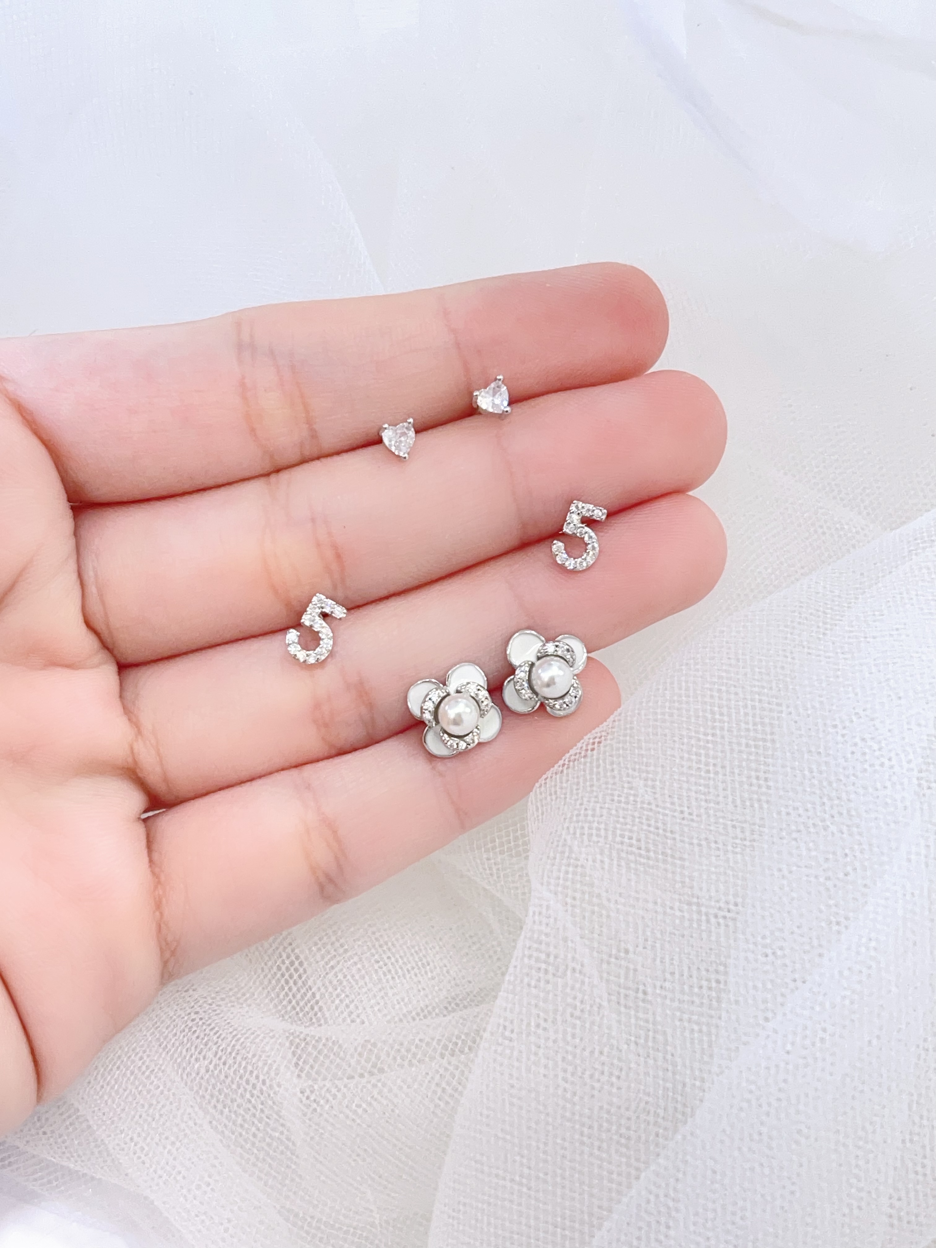 白色山茶花数字耳环套装