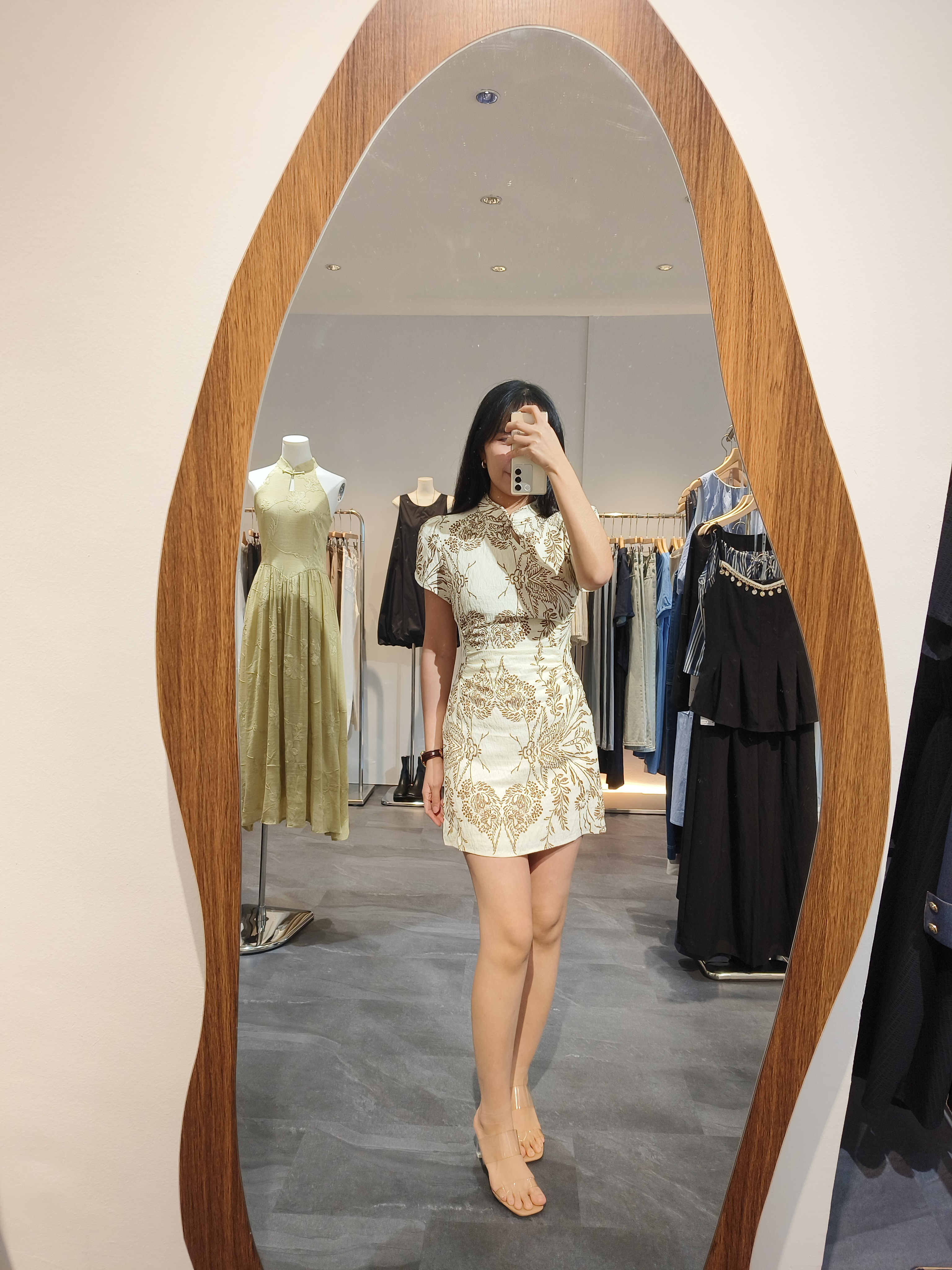 咖色花纹短袖旗袍