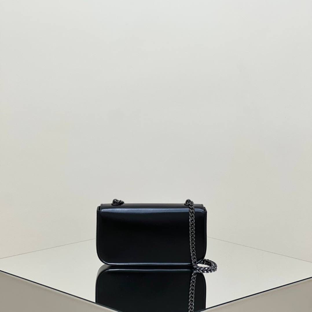 🔥大货实拍图 𝗖𝗘𝗟𝗜𝗡𝗘 ♥ 𝗧𝗥𝗜𝗢𝗠𝗣𝗛𝗘浮雕腋下包 型号：199243 尺寸：20.5*11.5*4cm