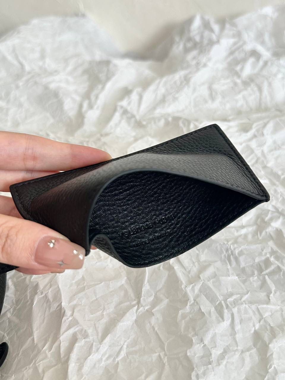 销量王🔥 ys1 hobo mini 🖤 谁敢信hobo出mini size了 可爱shu啦啊啊啊 换了明显有大纹路的鹿皮 和小号大号的皮质不一样，注意区分⚠️ 整个包柔软好打理，还抗造，贼实用 它斜挎不了，是一只腋下包 长肩带的腋下包背起来好舒服 砖柜6月21号发售，咱立马就安排起来😎 zp开发是基操，省钱小能手，等我们咯～～ 16×15×7cm