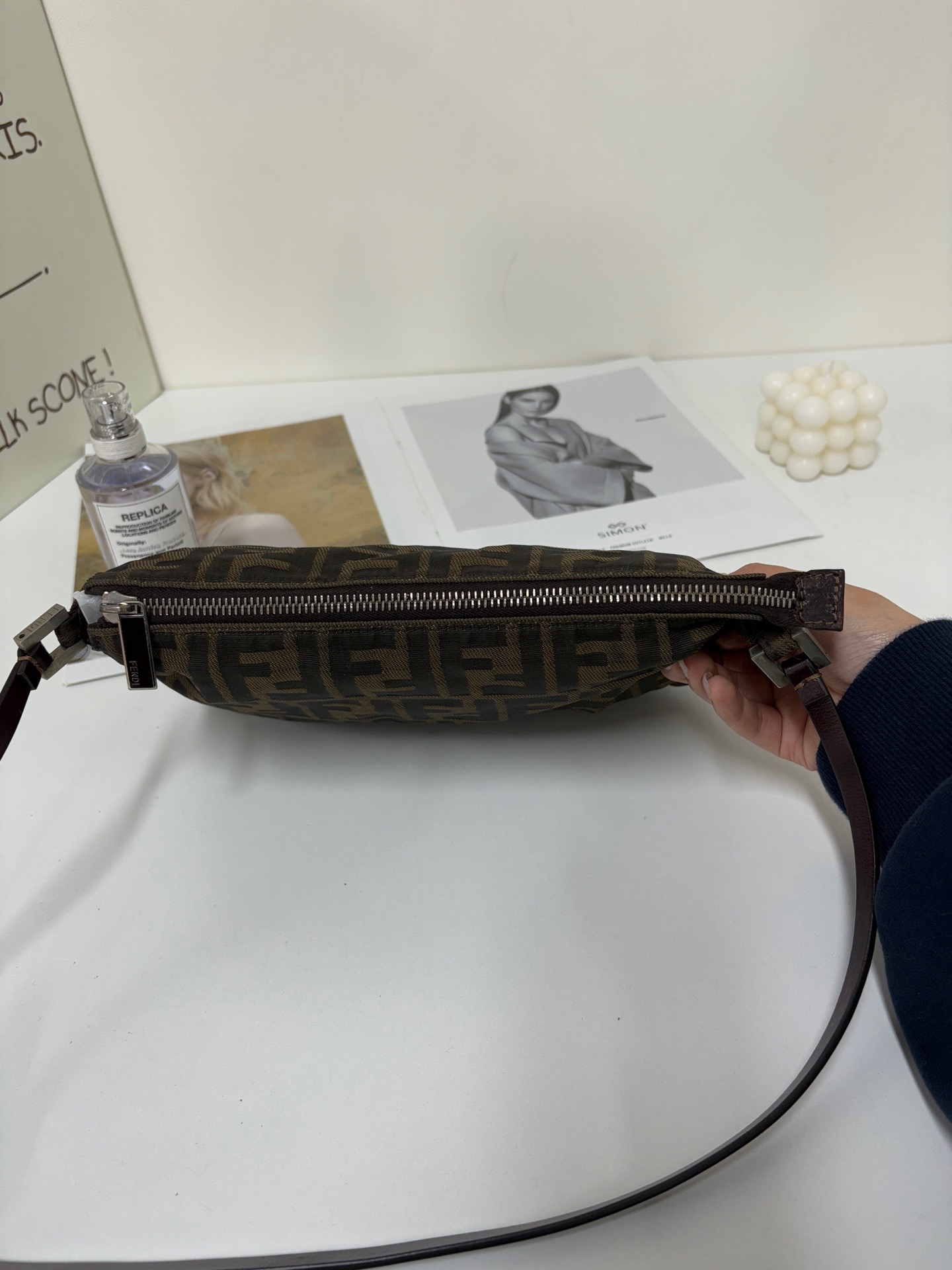 【預訂貨品】Fendi老花法棍腋下包