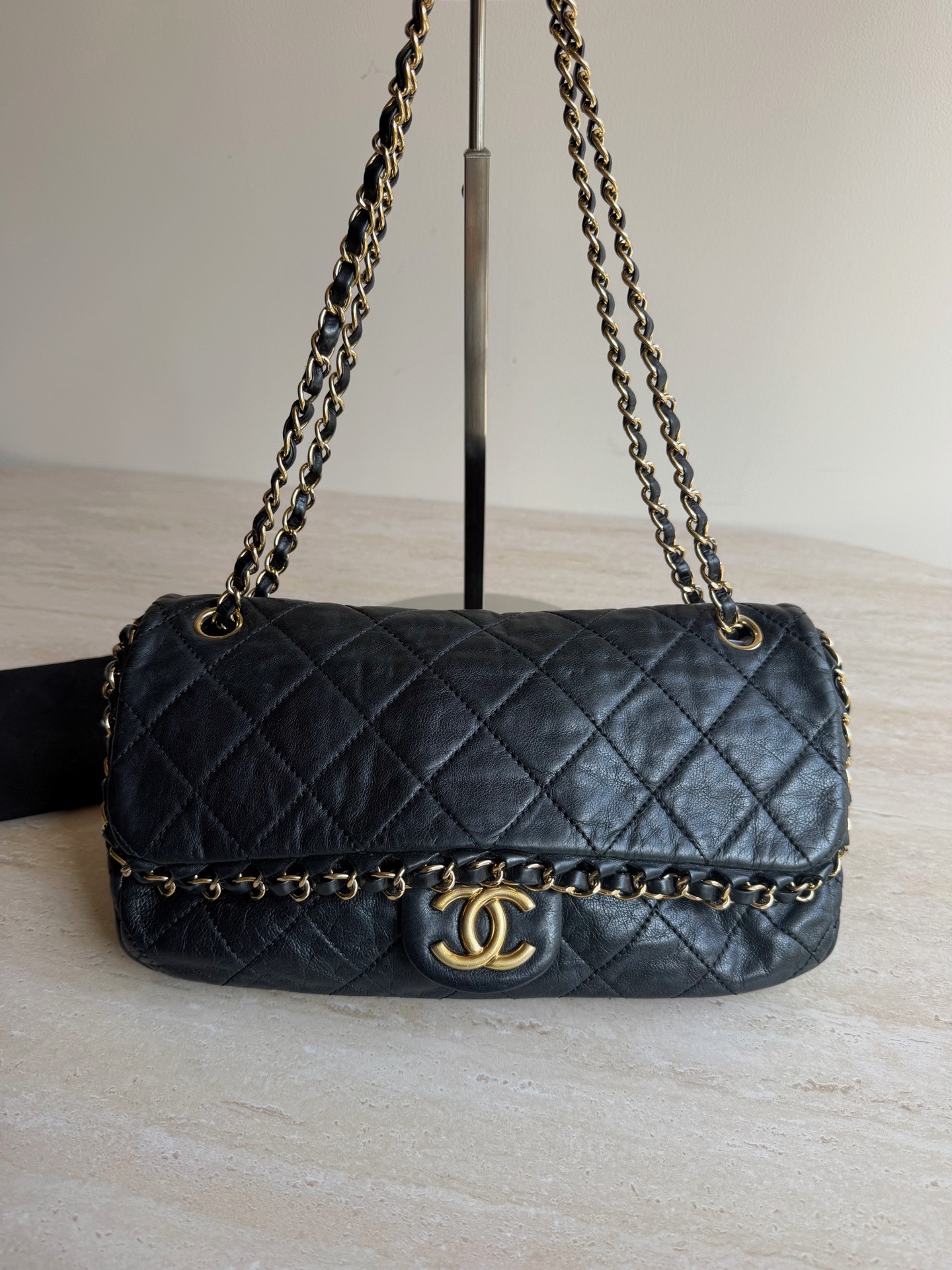 【預訂貨品】Chanel黑金滾邊牛皮腋下包 