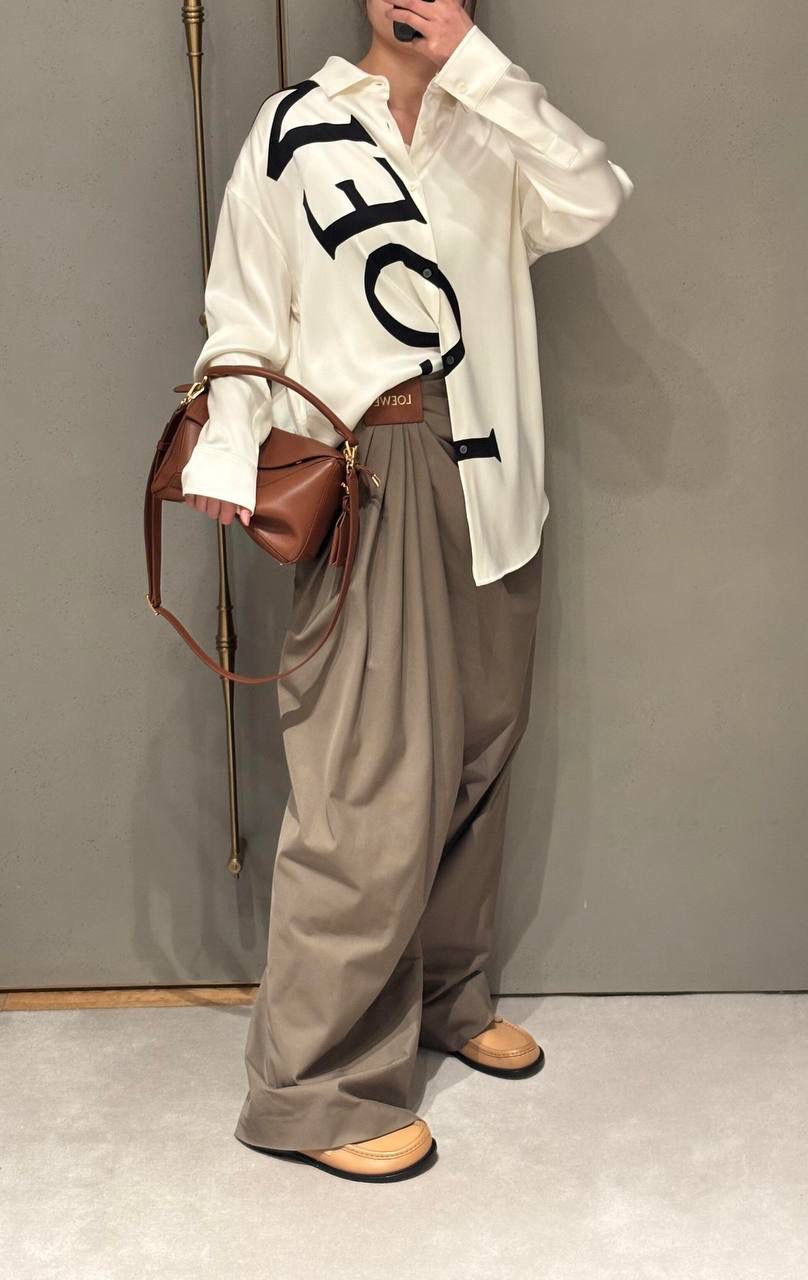 【十周年限定款🆚经典款】 👉🏻区别1️⃣：里外全羊皮，侧面增加可拆卸标牌挂饰以及气球骰子，内里更换为金标（如图1️⃣2️⃣3️⃣4️⃣） 👉🏻区别2️⃣：底部增加脚钉保护整个包包，以前只有中号以上才有（如图5️⃣） 👉🏻区别3️⃣：铰链式拉链头，拉牌刻有品牌创建年份以及品牌英文LOGO（如图6️⃣7️⃣） 👉🏻区别4️⃣：肩带调节变更为针扣调节（如图8️⃣）