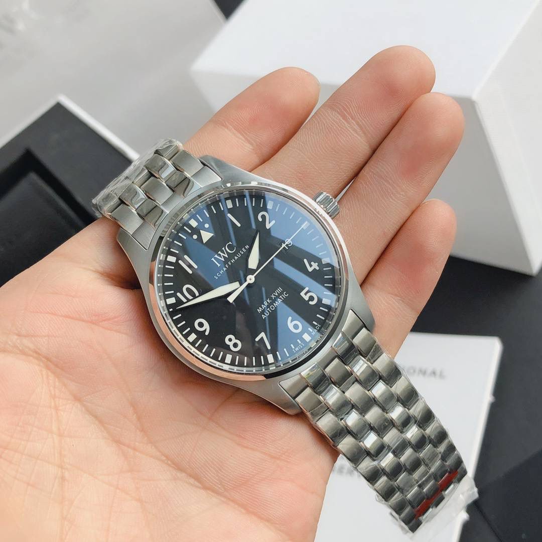 硬货首发，市场独家！IW327015，316L精钢材质，非凡工艺，让小厂知难而退！万国飞行员马克十八传承腕表，采用原装瑞士ETA王牌机芯，40mm表径，全数字刻度超强夜光，双面防反光凸状蓝宝石玻璃表镜。原版1比1开模钢带，在很多细节的把控上都已达到行业顶级，且多项可为标杆，整表细节一丝不苟。 原装价格4W多，一般人均可轻松驾驭，此款万国飞行员腕表视为万国经典款型，任何场景着装均适合佩戴，可谓百搭神器。全套包装出货