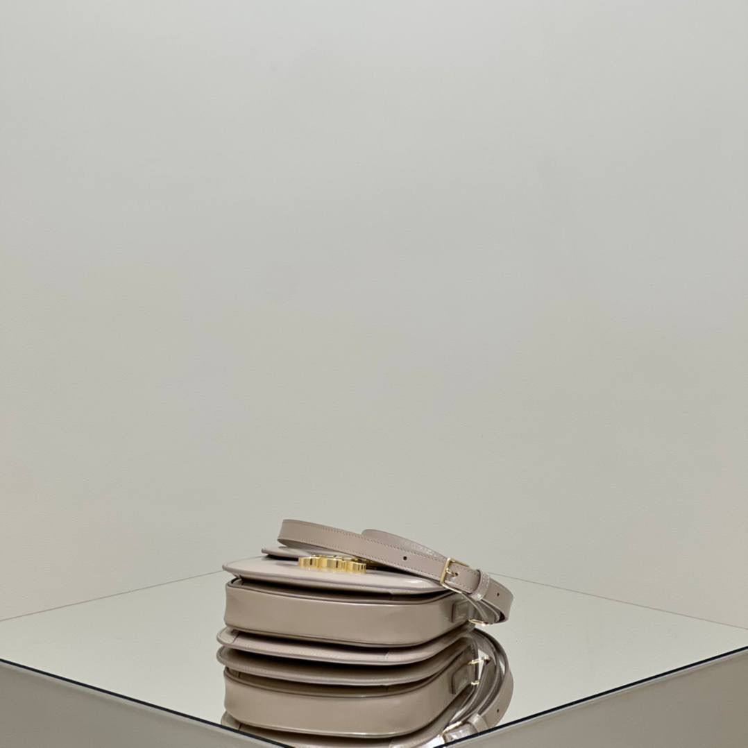 🔥大货实拍图 𝗖𝗘𝗟𝗜𝗡𝗘 ♥ 𝗧𝗘𝗘𝗡 𝗕𝗘𝗦𝗔𝗖𝗘肩带马鞍 型号：110413 尺寸：18.5*16*6cm 𝗖𝗘𝗟𝗜𝗡𝗘 𝟮𝟮秋季最新款Teen Besace凯旋门系列手袋，更俏皮活泼的包身设计与凯旋门金属标志完美结合，打造独一无二的时尚品味。