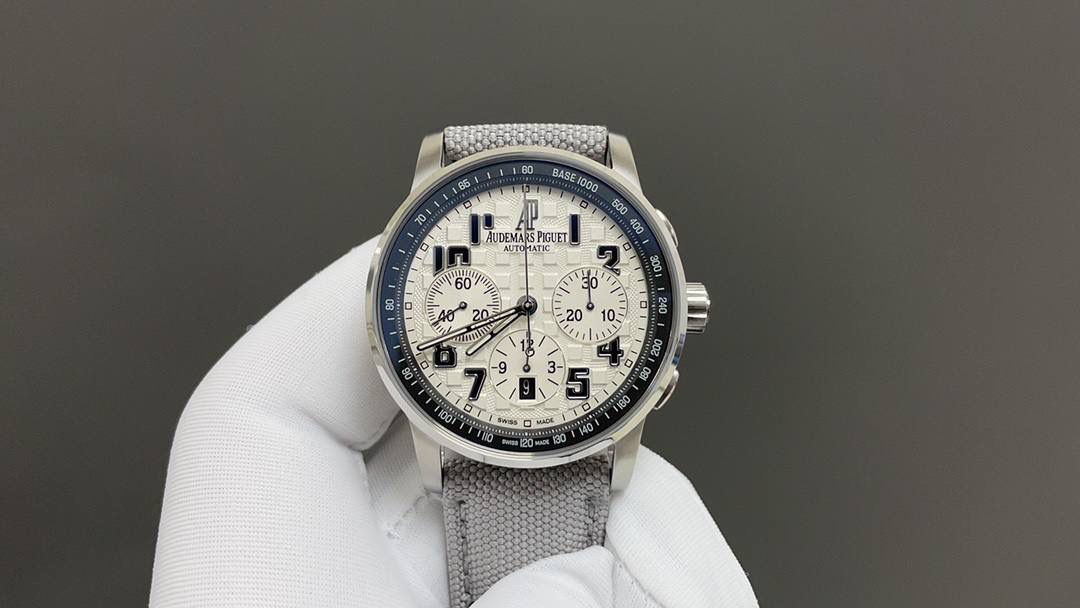 🚀皇家橡树26048离岸型41爱计时机械腕表💯 1.壳套按照原装开模多道工序顶级处理 2.一体字面立体工整的盘面“饼干纹理”和原装一模一样 3:316精钢表壳原装开模细节经过多道工序的打磨磨砂处理 4.7750机芯9字位小秒走时精准 5.表镜选用进口防眩水晶蓝宝石玻璃镜面 6.表带搭配进口意大利小牛皮以及帆布皮带，表扣实用原装针扣，尺寸41mm，爱彼入门级强烈推荐，精品打造