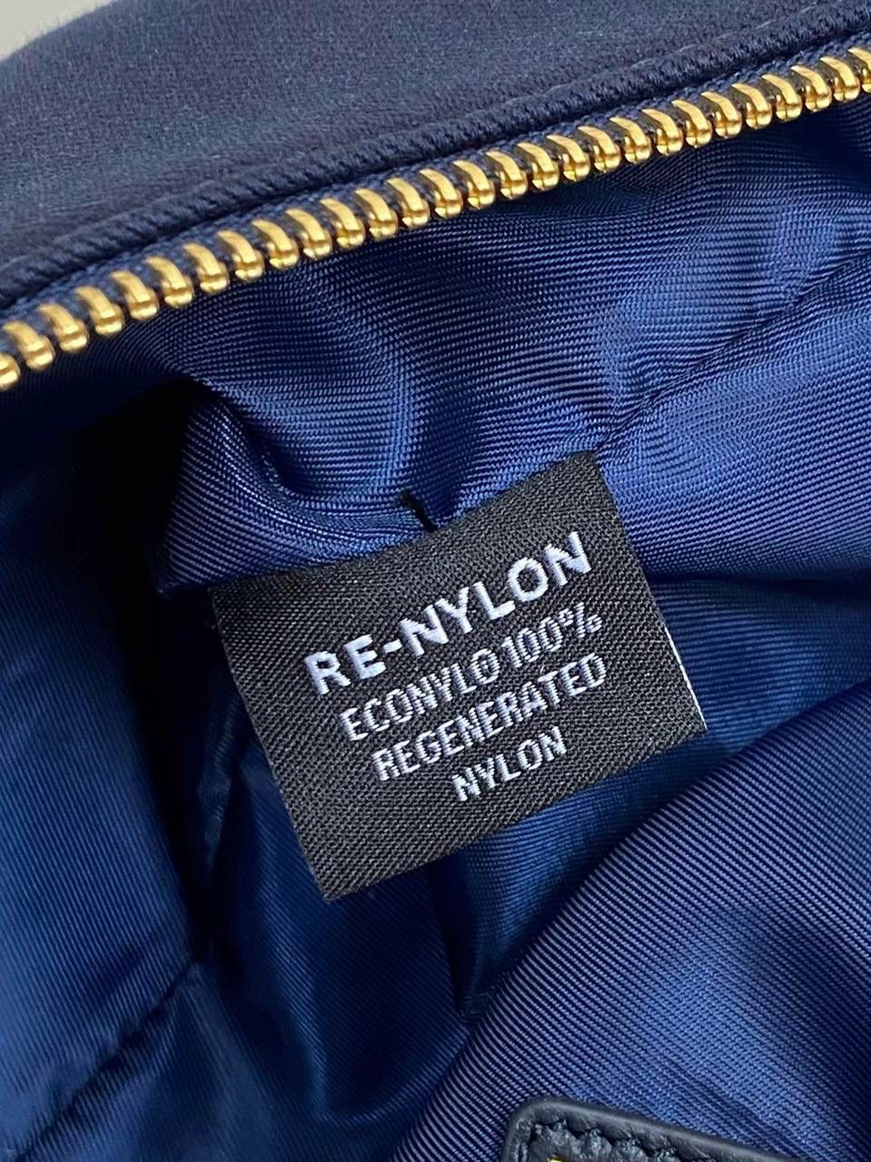 销量王🔥 𝐌𝐢𝐮𝐌𝐢𝐮饭盒包 靛蓝色 啊啊啊，好喜欢这个彩色的碰撞！ 帆布面料搭配撞色小彩绳直接封神了！！ 每个配色，简直就是锦上添花 不敢想象这个夏天背这只有多好看！ 容量就不用说了 很好装 还很耐磨 性价比也特别的高～ 时髦精必入这只好吗 绝对日常出门回头率超高的一只 抓紧冲吖！！！ 18.5×14×10cm #F0006m