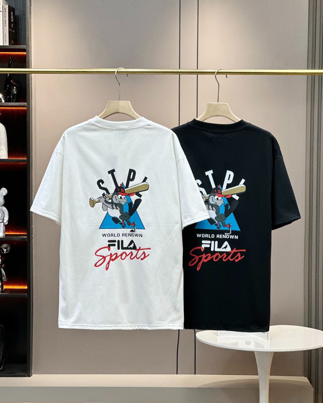 $195件。2件起$185件。FILA棒球主題系列印花短袖T恤