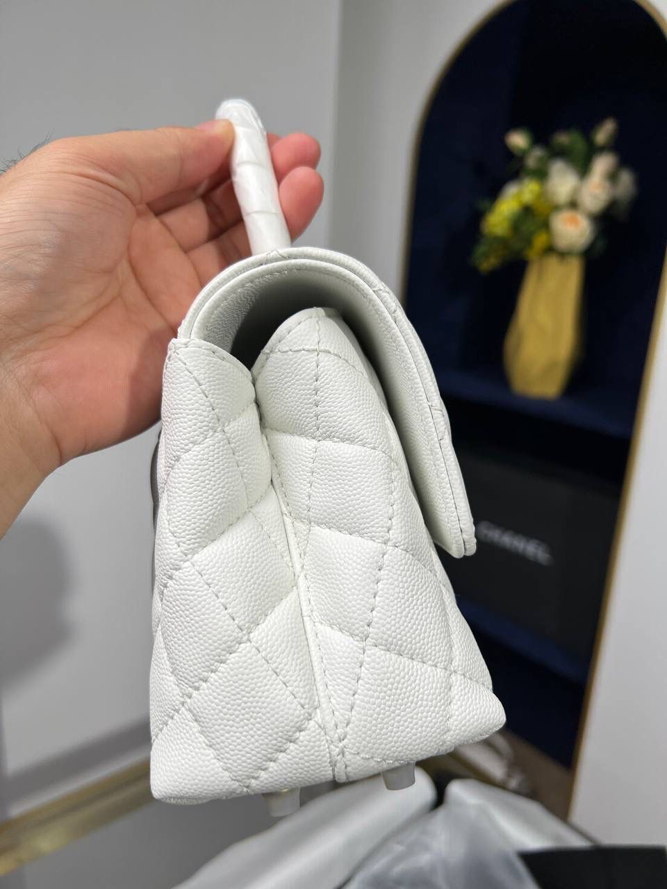 新coco handle小号白色荔枝纹💞👜 和CF一个渠道的尾单货，拿过的都不用多介绍啦！新款驾到！独家渠道货！ 尺寸:14 X 24 X 10cm