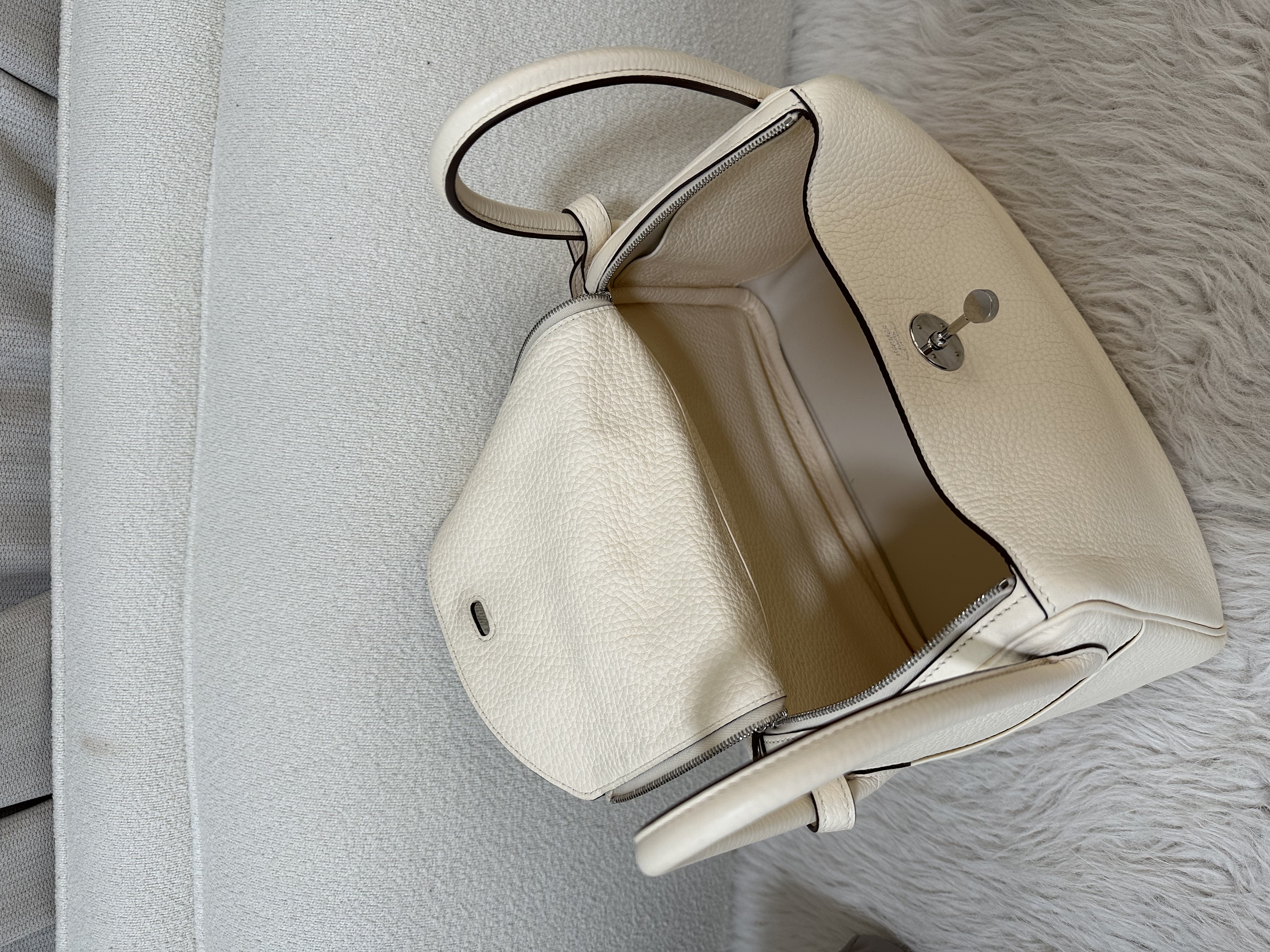 Pre-owned Hermes Lindy 26/ Stamp U/ Product Code: 26022118