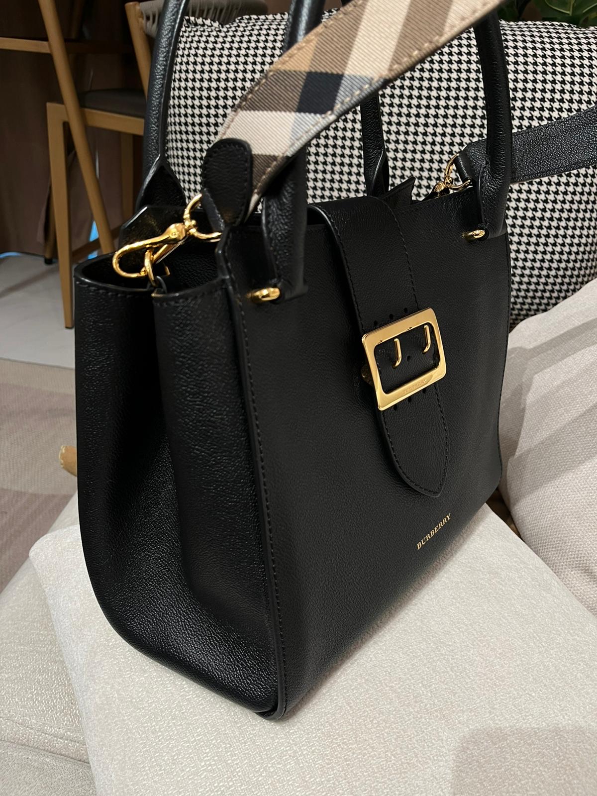 Burberry medium buckle tote bag  100%Authentic ,98%new✅塵袋