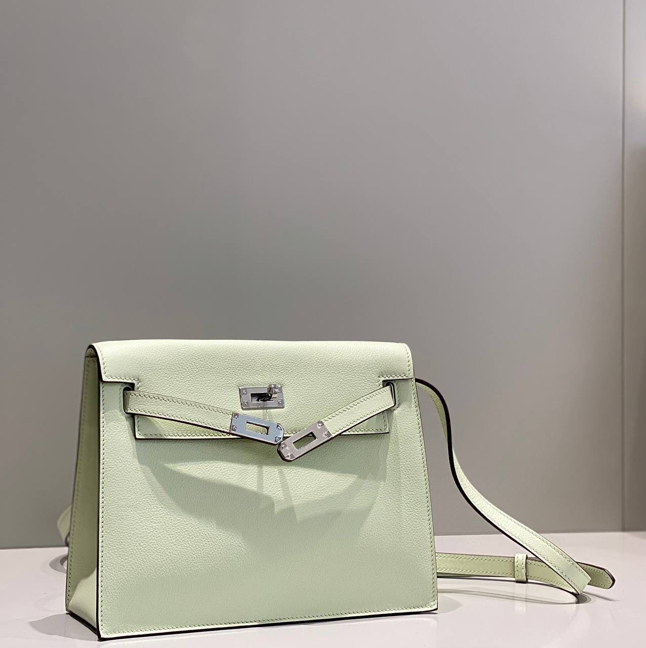 『气泡绿·银』 ‘’Kᴇʟʟʏ ᴅᴀɴsᴇ • Evercolor 🎀 时尚圈就是一个圆！ 最厉害的就是六种背法： 斜背、侧背、肩背、腰包、背包、手包 集美们一定要安排起来‼️ 22Cm