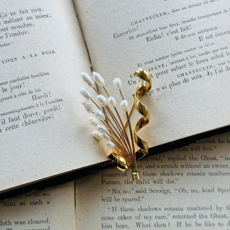 Vintage Elegant 3D Faux Baroque Pearl Bouquet with Swivel Ribbon Golden Brooch (MT2031)