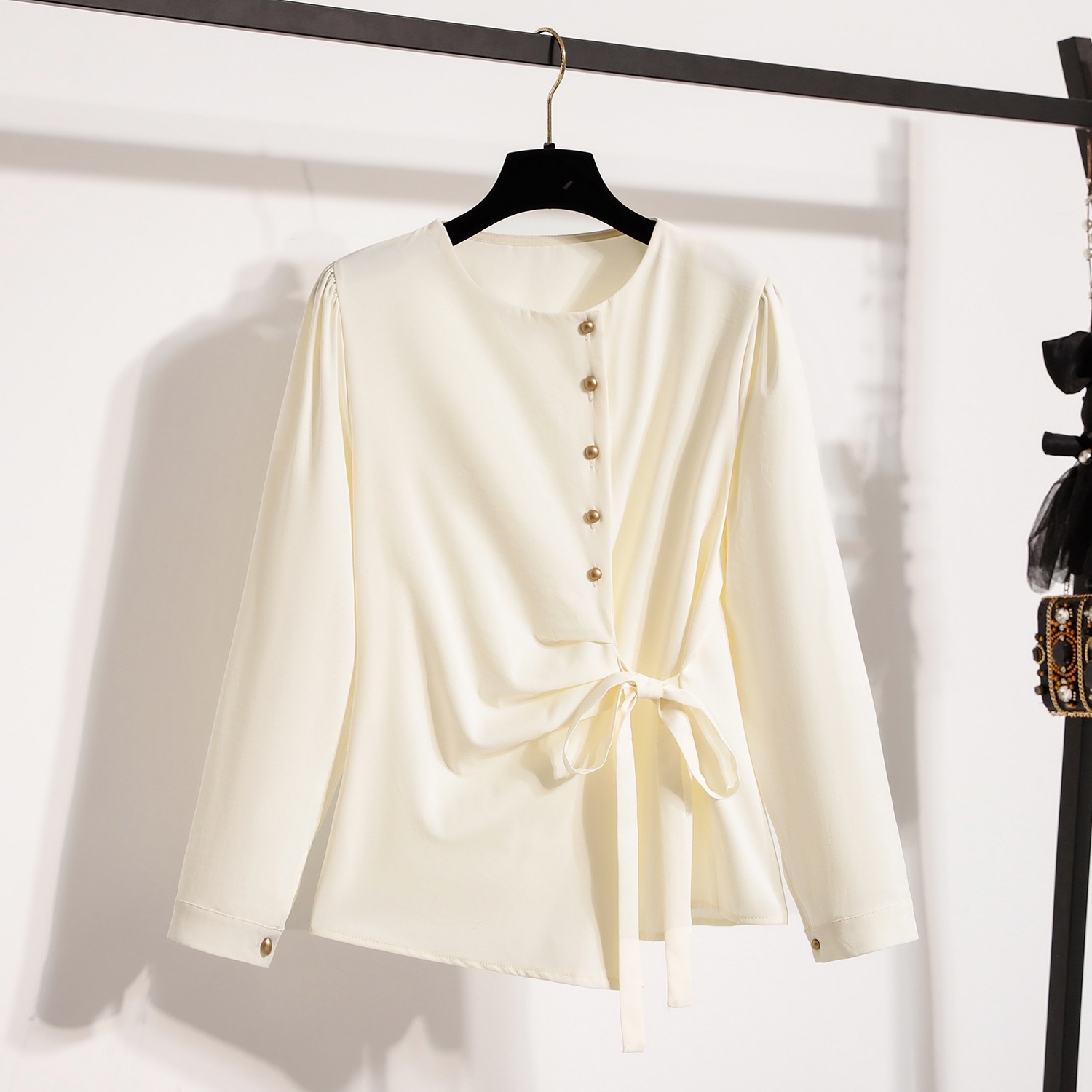 B310(8009) 法式休闲边排金钮腰边褶皱系带蓝杏上衣 