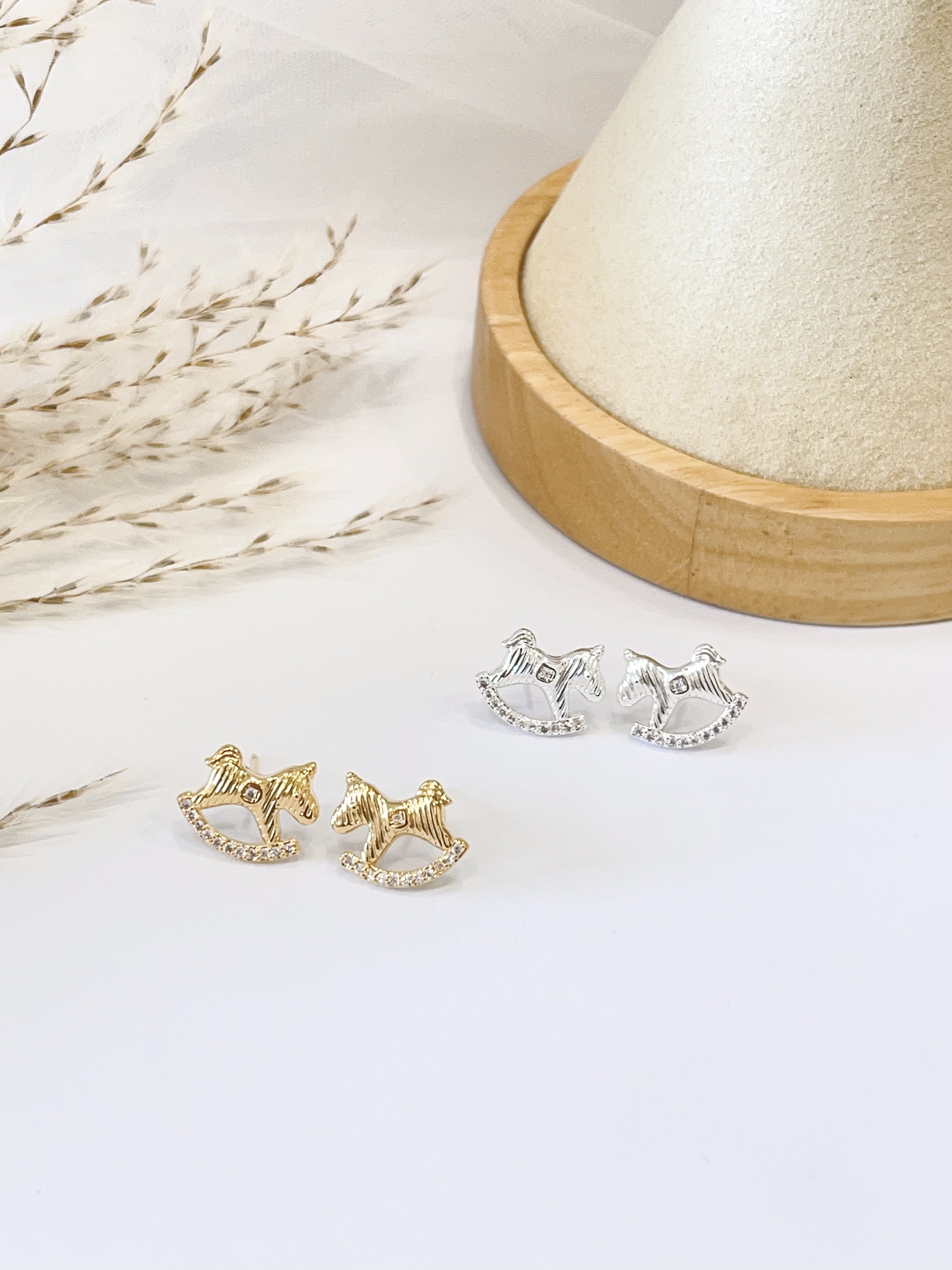 精致镶钻小木马耳环