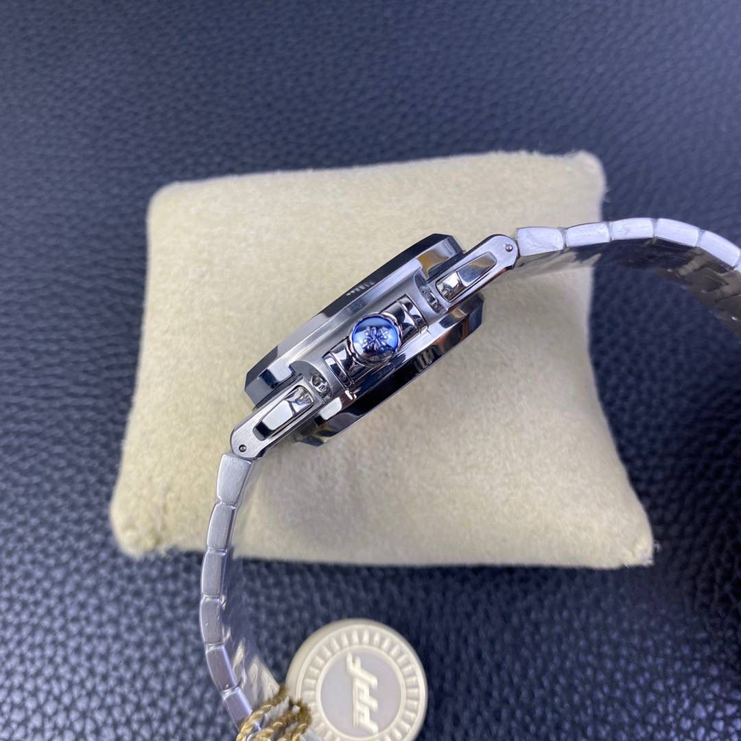 百达翡丽5980系列！ 表径40.5MM最佳舒适佩戴尺寸，标识性的鹦鹉螺精钢表壳打磨精致，正面拉丝处理。 华丽的表盘，灵感来自第一只百达翡丽Nautilus的表盘颜色。但具有更丰富的色调。位于6点钟位置的单计数器计时码表实际上就像在手表内部装有另一只手表。读取经过的时间再简单不过了，因为小时和分钟是在一个12小时的寄存器中计算的。3点位置的日期孔完善了表盘的设计。 PPF自研百达翡丽计时机芯CH 28-520，由327个特别完成的零件，35个珠宝和13个桥组成。机芯在完全缠绕时以28,800vph的频率跳动时可提供超长的动力储备，机械美感通过蓝宝石背透后盖一览无遗。 表带手链结构完美坚固，具有缎面磨砂和镜面抛光交替效果。纯粹的视觉享受，佩戴起来极为舒适，配备了Nautilus折叠式双折叠表扣，并配有翻盖锁，以提供额外的安全性。