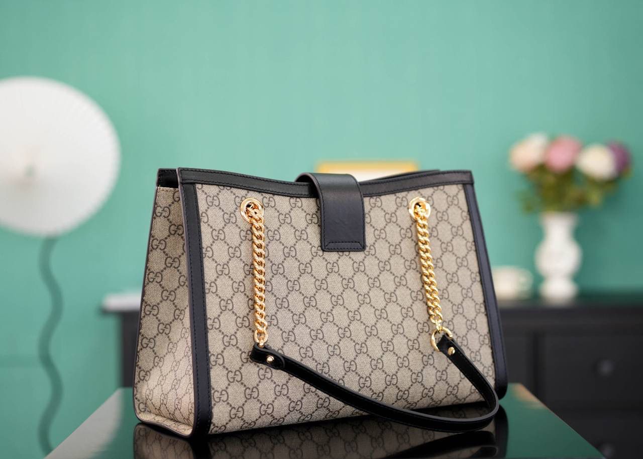 🥯Padlock系列GG中号肩背包 老花黑色 35cm 休闲、随意、有范 且非常大牌的款真的非Padlock这款购物袋不可 这个尺寸比较通勤风一些，大容量 包身轻便，非常适合上班族！ 官方款号 479197 尺寸：35x23.5x14cm