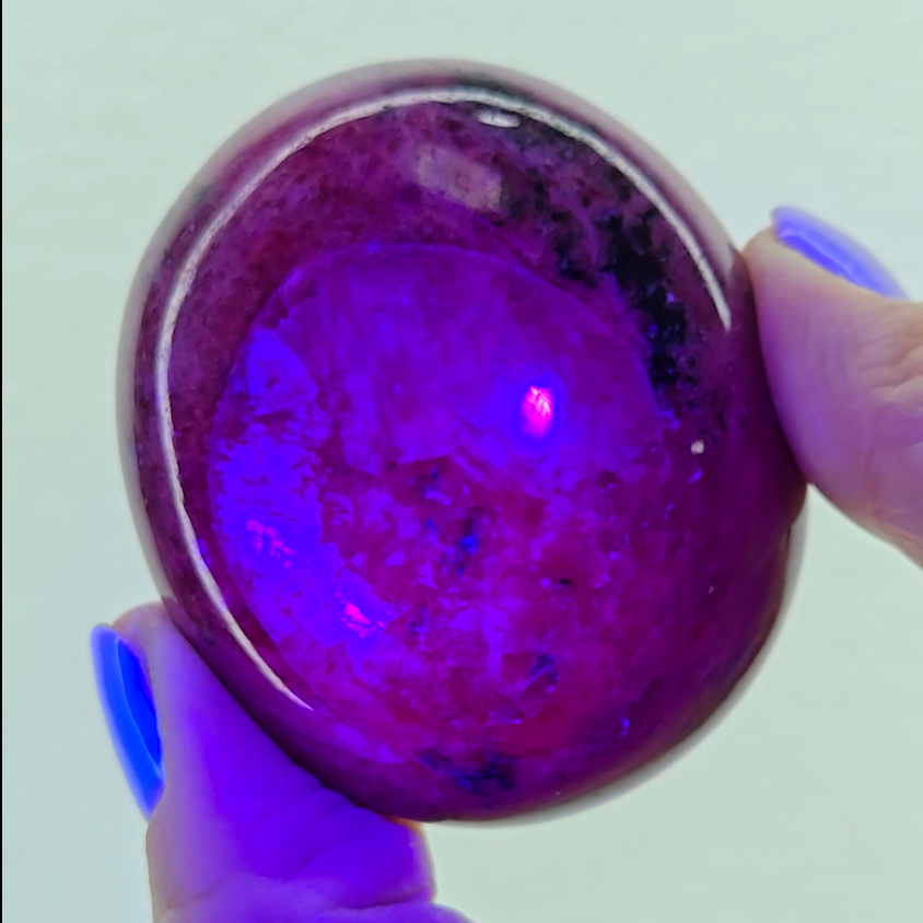 Ruby with intense flash, prismatic patterns, strong UV - RBY6