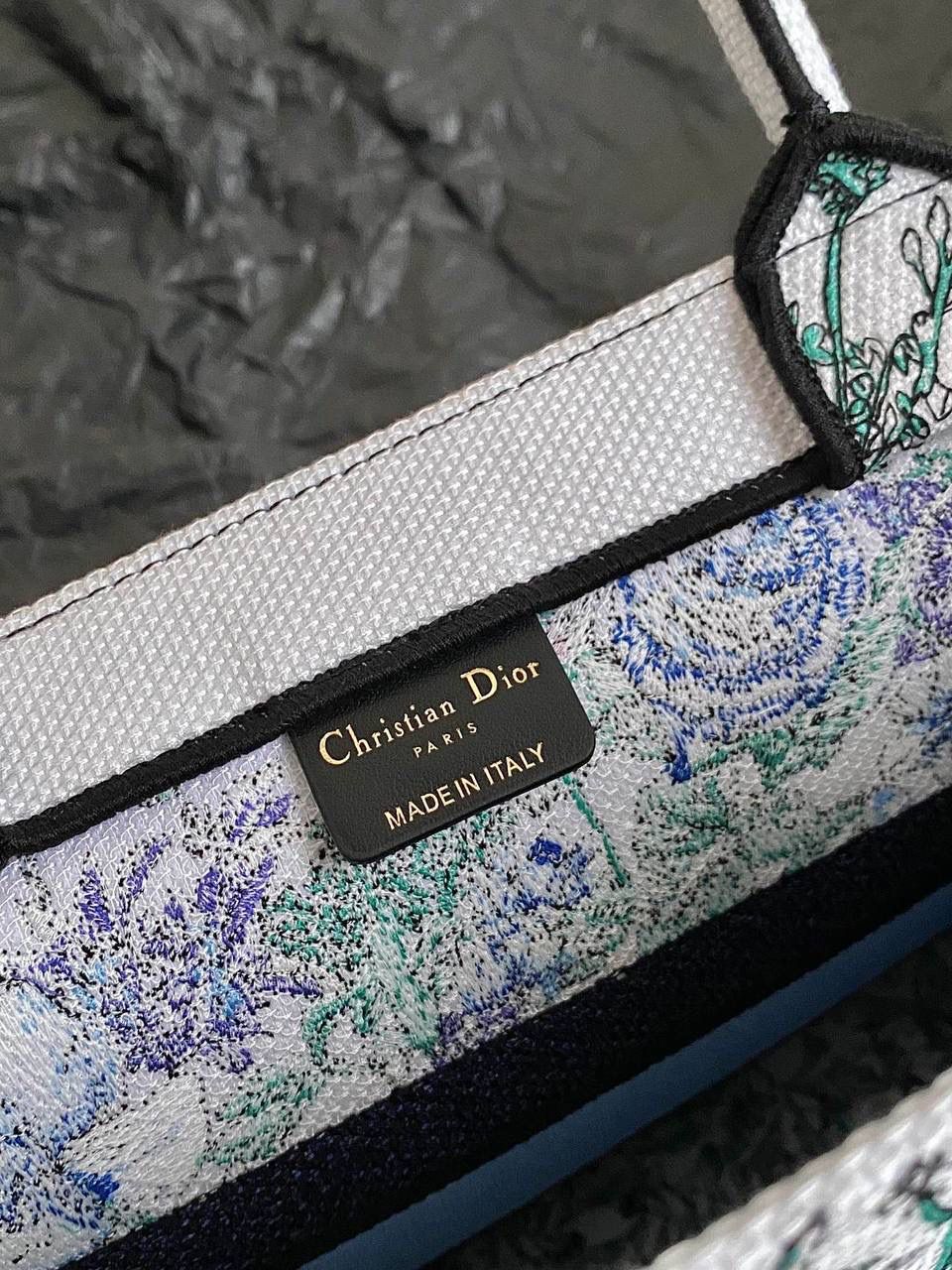 🈶蓝白花卉，中号 𝗖𝗗 𝗕𝗼𝗼𝗸 𝗧𝗼𝘁𝗲 23最新购物袋 白色底，蓝色与紫色映衬的花卉和绿叶 几分漫而梦幻的氛围气息，清新活力 给人一种愉悦，治愈，纯净美好的感觉🥰💕 温柔又自由的蓝，不急不躁的态度很微妙 拨动心弦的花卉世界，一定不要错过！😎 36×27×16cm