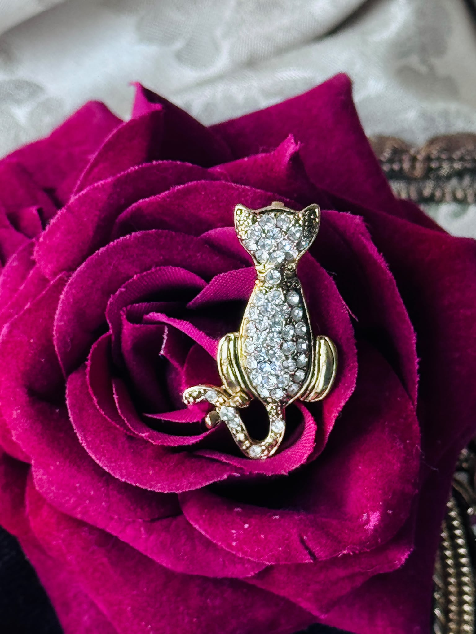 Vintage 1970-80s Nina Ricci Signed "NR" Sparkling Cat Brooch (MT2589-31)
