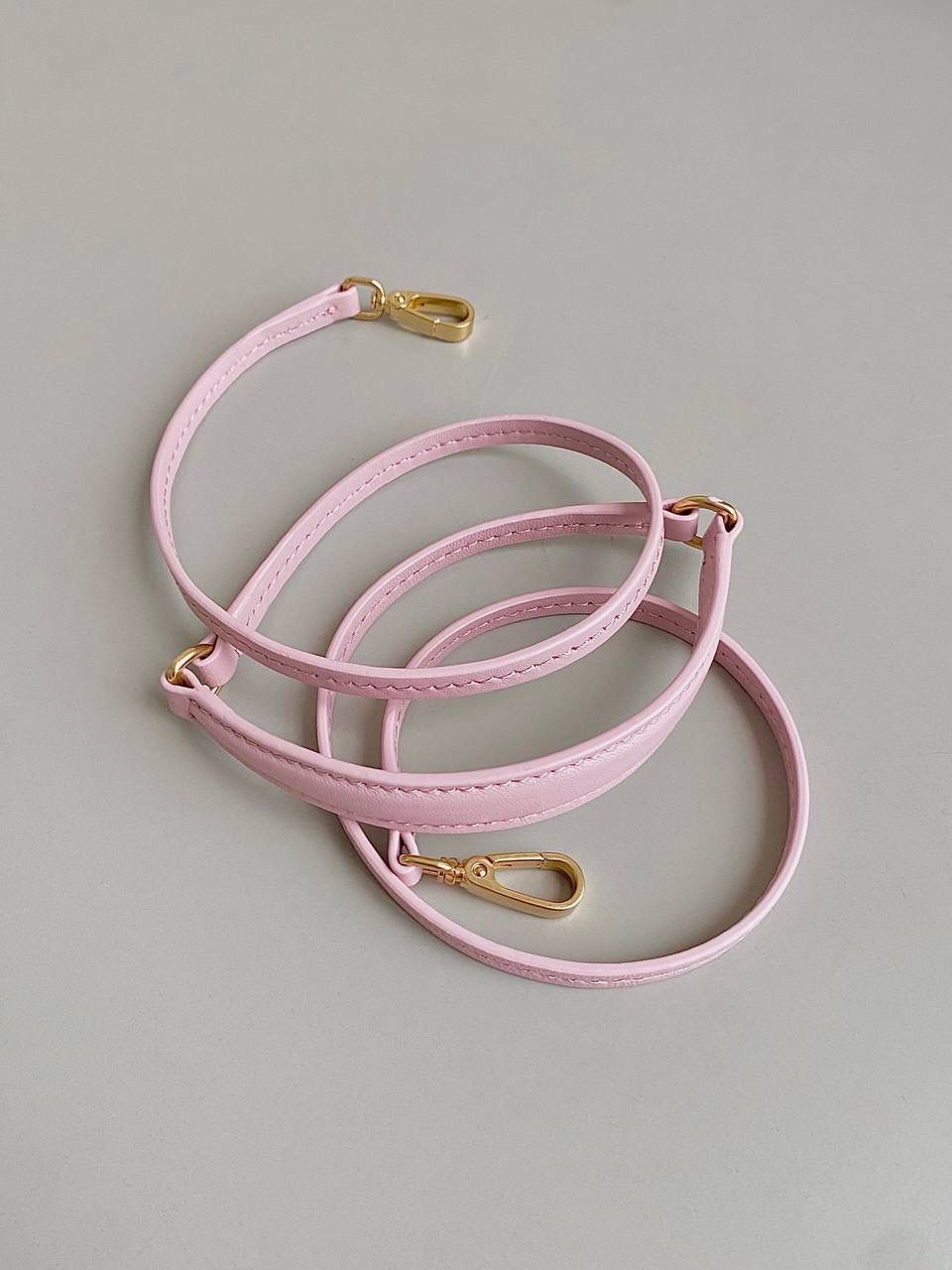 🈶樱花粉小号 𝗠𝗶𝘂𝗠𝗶𝘂 𝗪𝗮𝗻𝗱𝗲𝗿 𝗛𝗼𝗯𝗼褶皱腋下 火爆全网都不用多说，人手一只的程度 我们用的是进口小羊皮！非国产皮料 肉眼可见的细腻，软软糯糯触感非常好！他家经典独特的褶皱工艺，是要有一定厚度 底料太薄了都做不出它的饱满和弹性 更不是市场通货干瘪瘪的褶皱，实在太假 我们新合作的老师傅在这细节上扣的很认真 一缕一折都有zp的神韵，且做到对版！！ 追求高品质的来 小号：17×20×6cm，#F0013m 中号：18x25x7cm