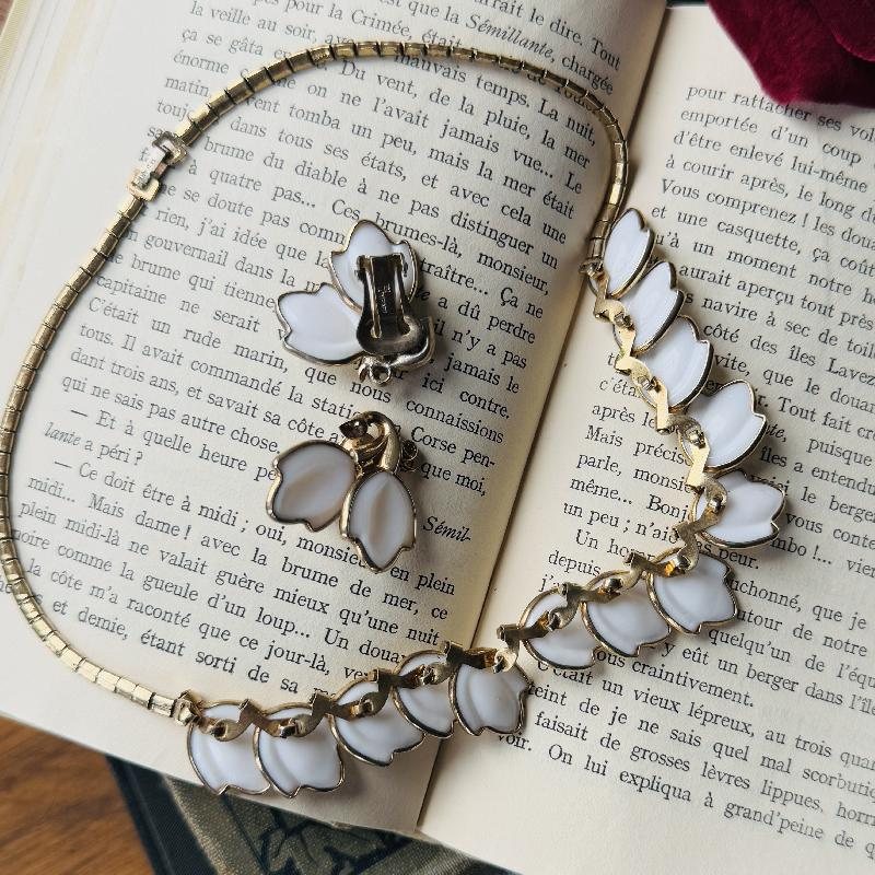 Rare! Crown Trifari 1951 Advert Piece Dogwood Milk Glass “Fashion Blossoms from the Garden of Jewels” series Necklace and Clip Earrings Set (MT2251)